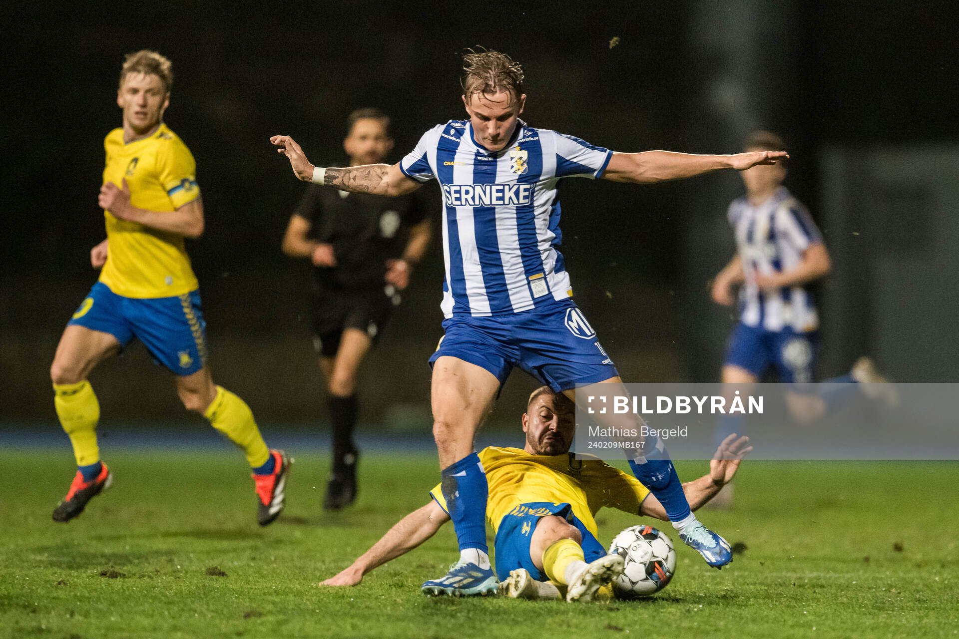 Linus Carlstrand of IFK Göteborg and Josip Radosevic of