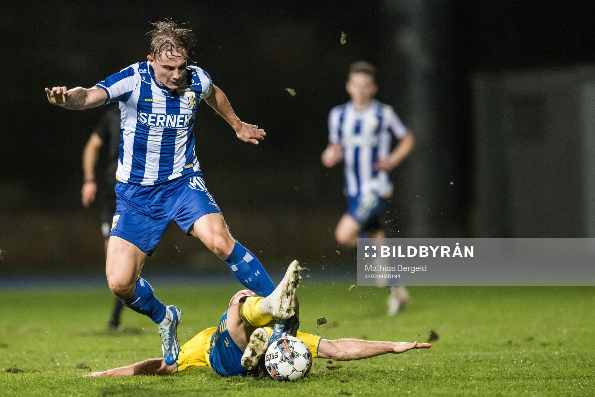 Linus Carlstrand of IFK Göteborg and Josip Radosevic of