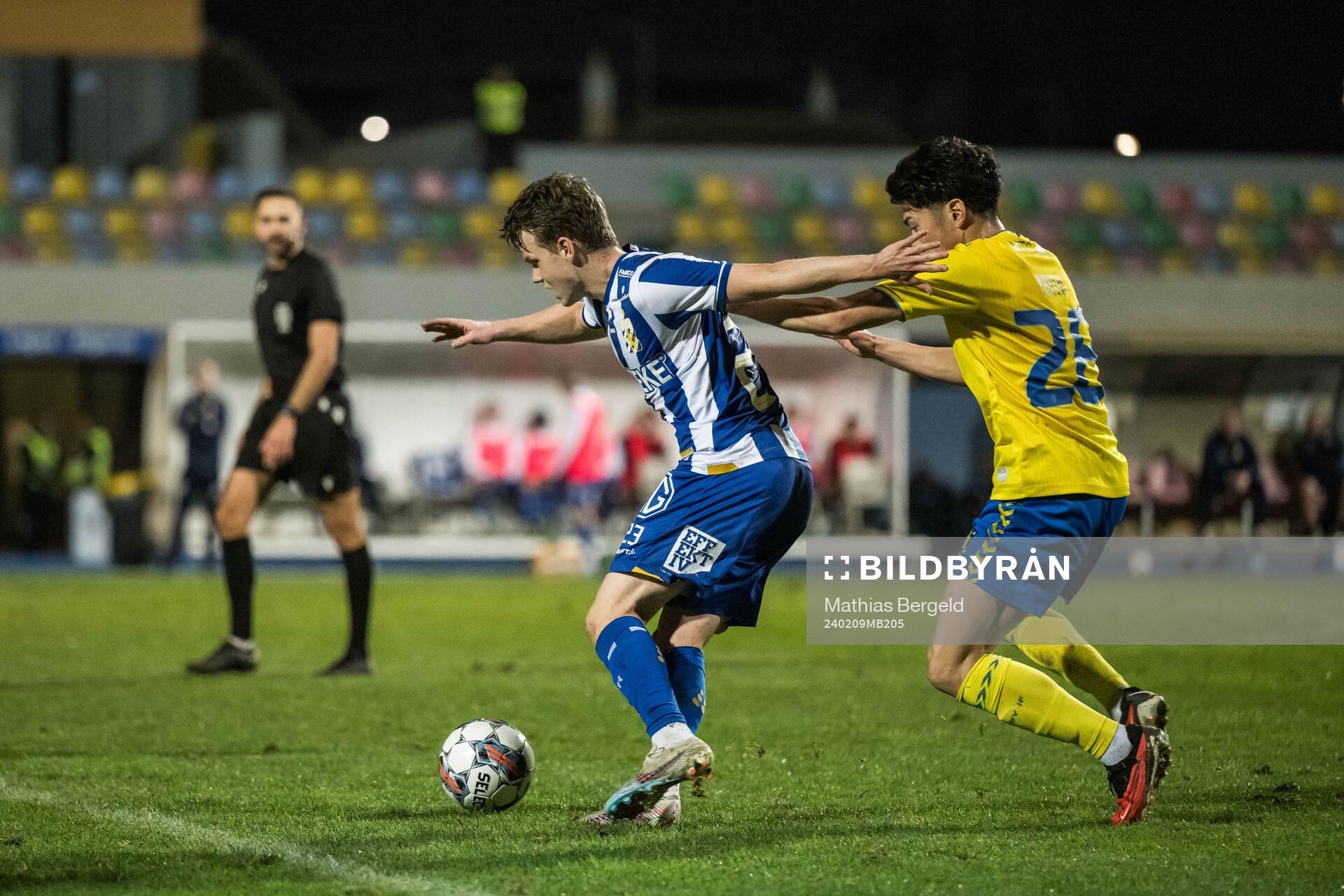 Kolbeinn Thordarson of IFK Göteborg and Yuito Suzuki of