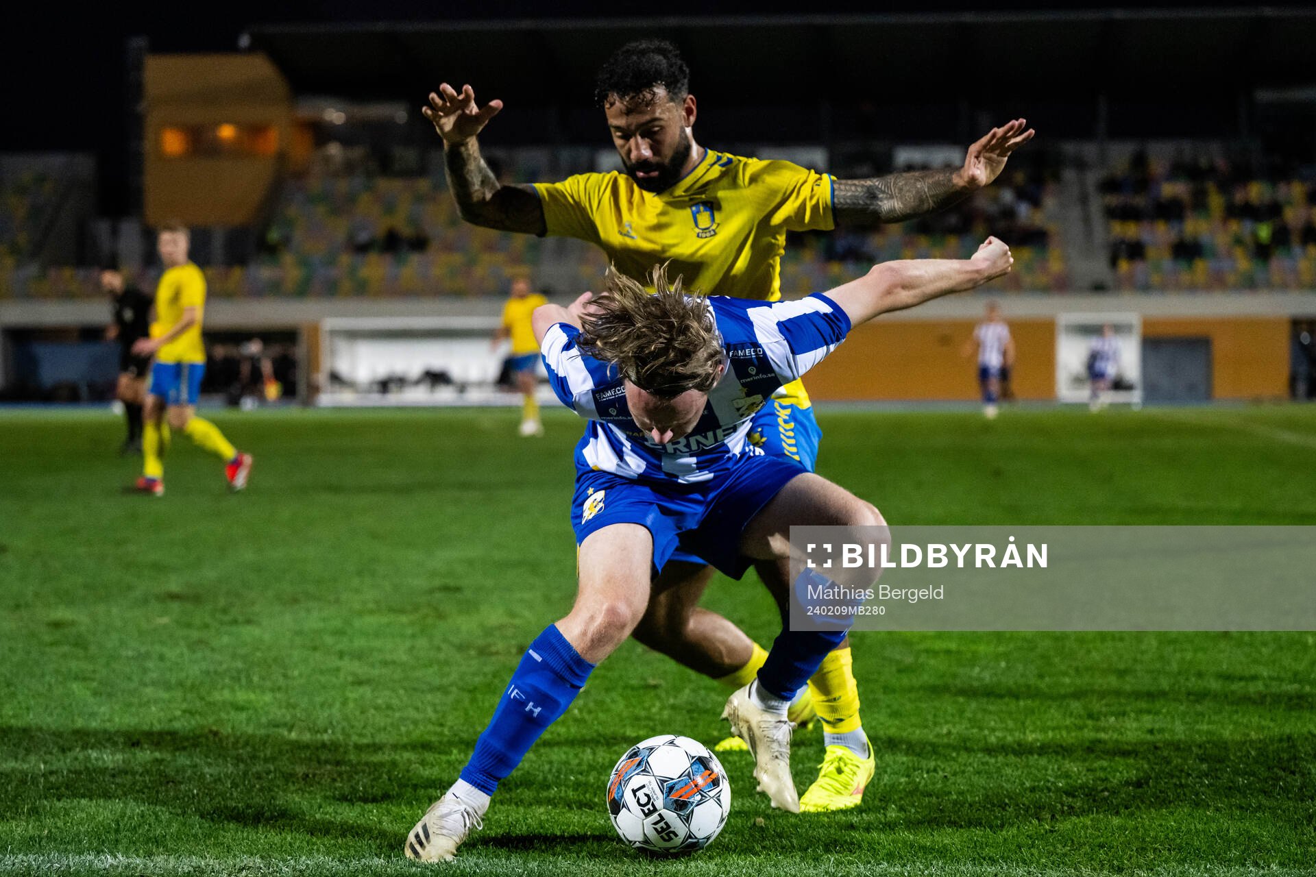 Oscar Pettersson of IFK Göteborg and Sean Klaiber of