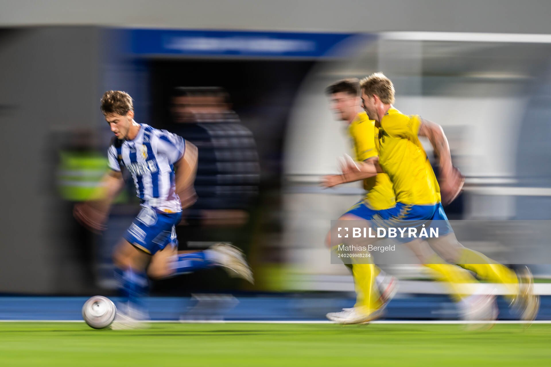 Arbnor Mucolli of IFK Göteborg and Nicolai Vallys of