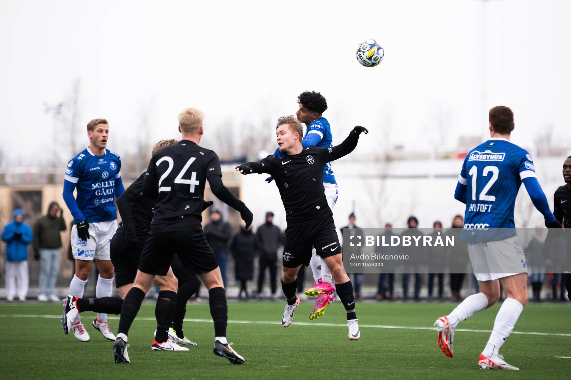Landskrona Vincet Sundberg i nickduell under fotbollsmatchen i träningsmatchen mellan Landskrona BOIS och Trelleborg den 10 februari 2024 i Landskrona.
