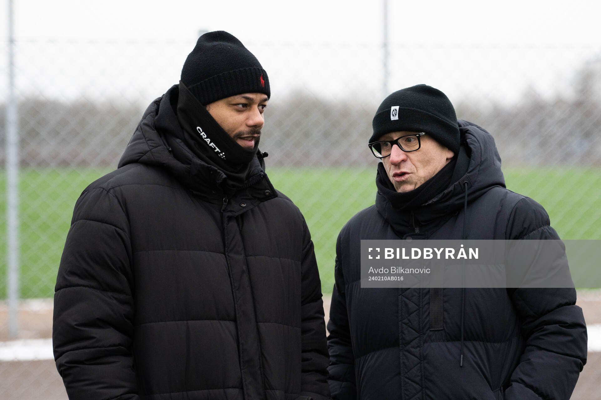 Landskronas sportchef Billy Magnusson och Trelleborgs sportchef Salif Camara Jönsson under fotbollsmatchen i träningsmatchen mellan Landskrona BOIS och Trelleborg den 10 februari 2024 i Landskrona.