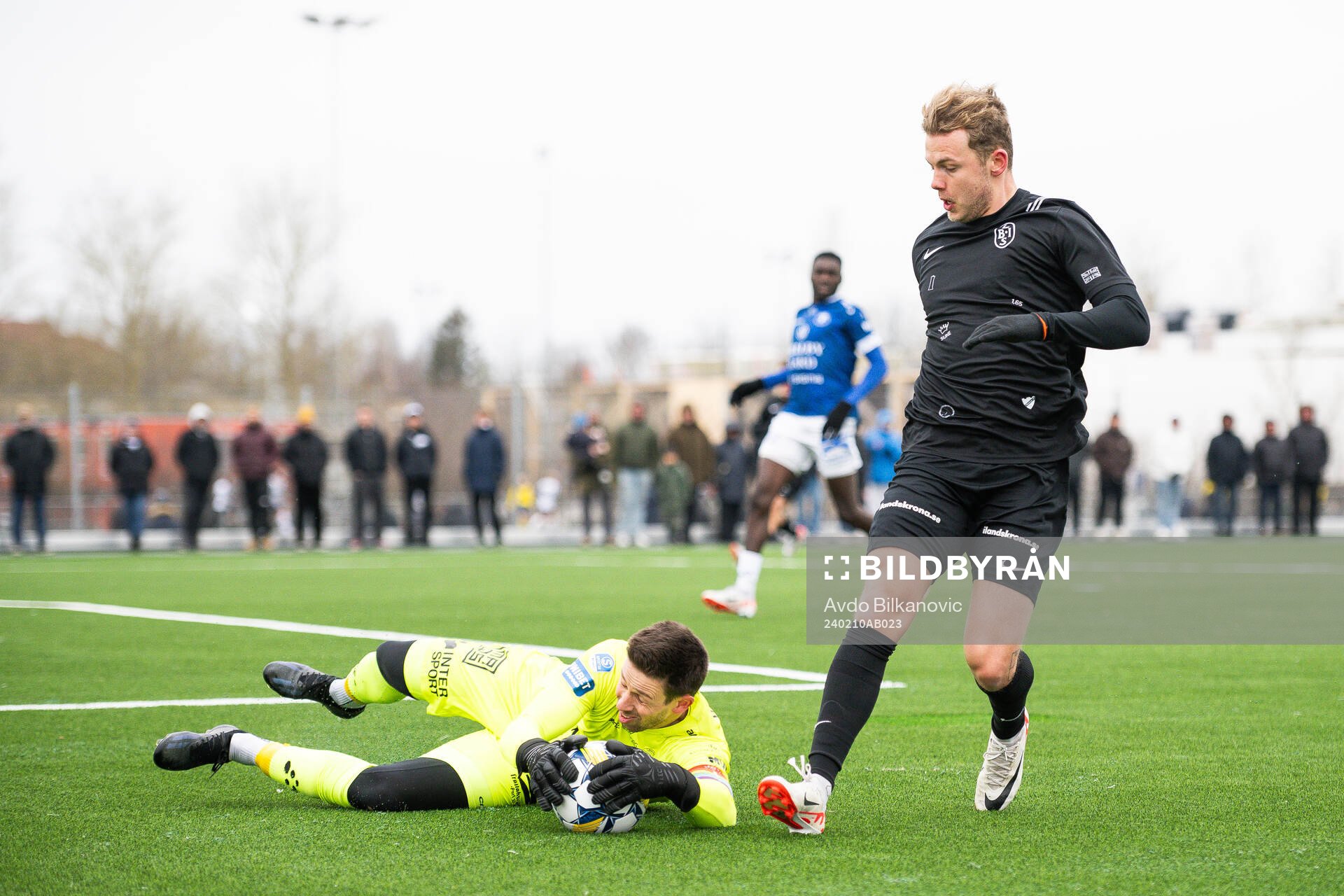 Landskronas Frederik Ihler och Trelleborgs målvakt Andreas Beck Larsen under fotbollsmatchen i träningsmatchen mellan Landskrona BOIS och Trelleborg den 10 februari 2024 i Landskrona. 