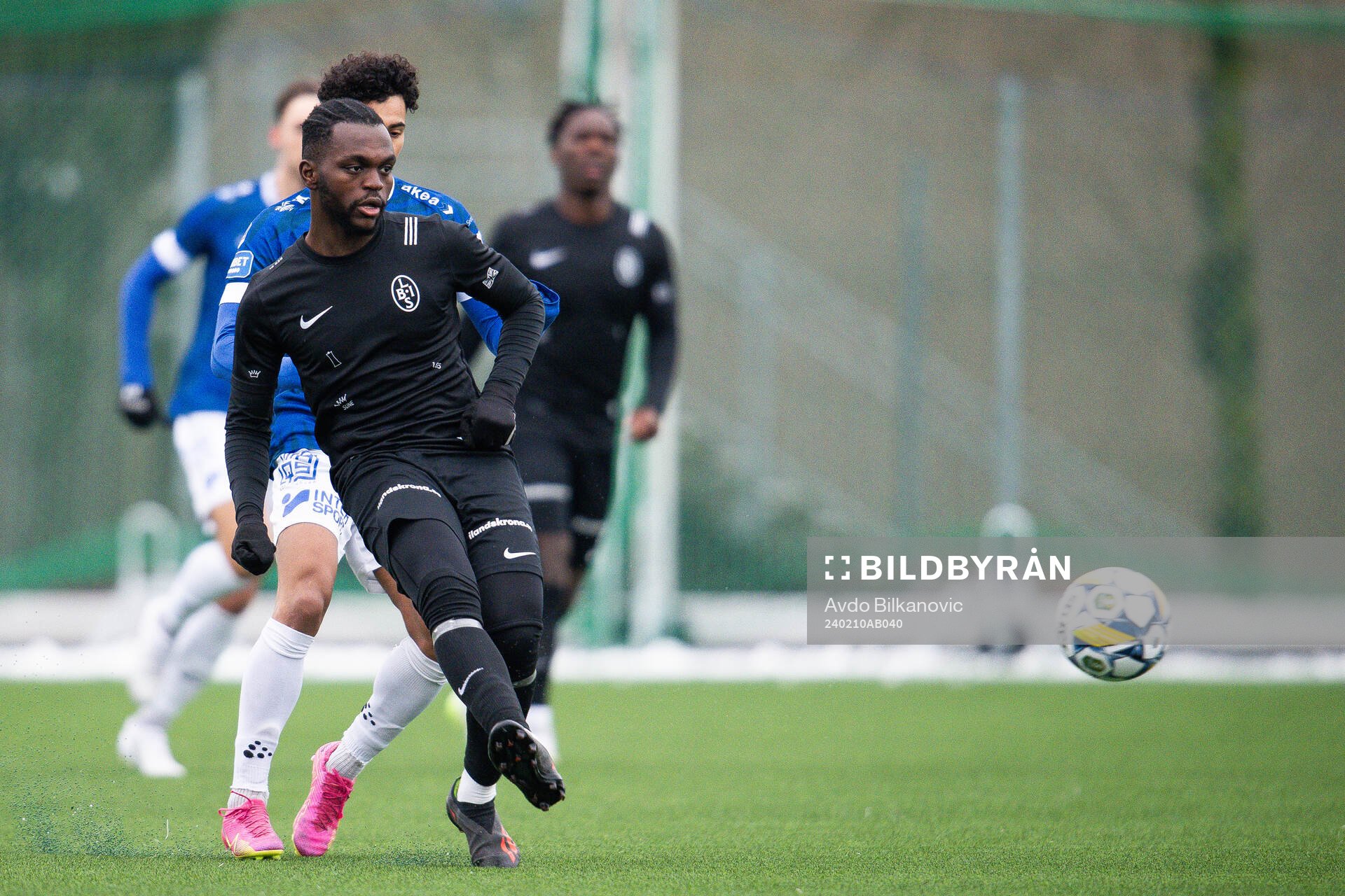 Landskronas Kofi Fosuhene Asare under fotbollsmatchen i träningsmatchen mellan Landskrona BOIS och Trelleborg den 10 februari 2024 i Landskrona.
