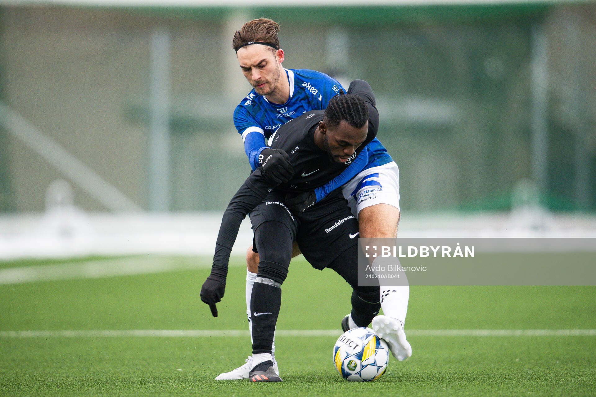 Landskronas Kofi Fosuhene Asare och Trelleborgs Felix Hörberg under fotbollsmatchen i träningsmatchen mellan Landskrona BOIS och Trelleborg den 10 februari 2024 i Landskrona.