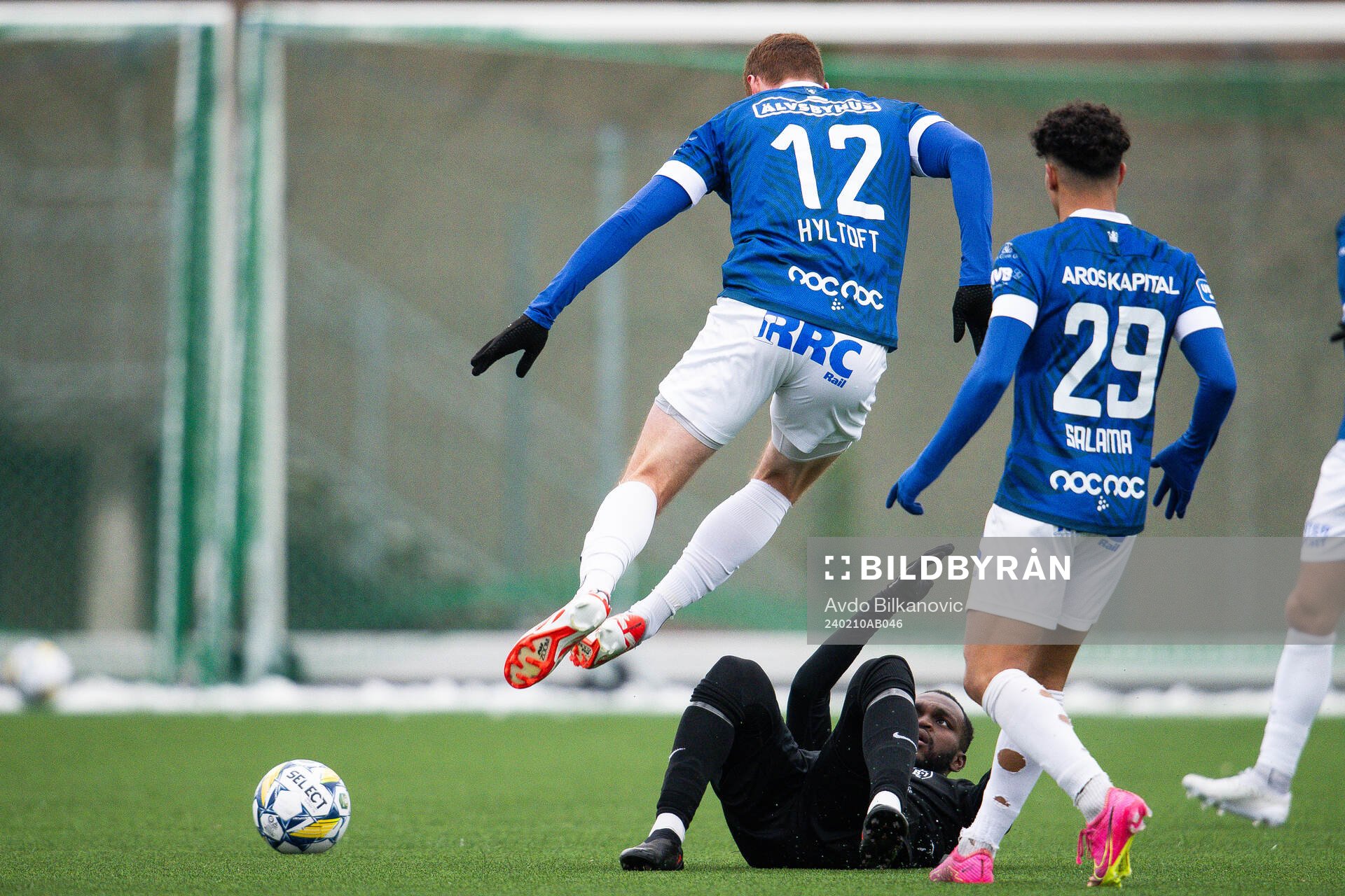 Landskronas Kofi Fosuhene Asare och Trelleborgs Zander Hyltoft under fotbollsmatchen i träningsmatchen mellan Landskrona BOIS och Trelleborg den 10 februari 2024 i Landskrona.