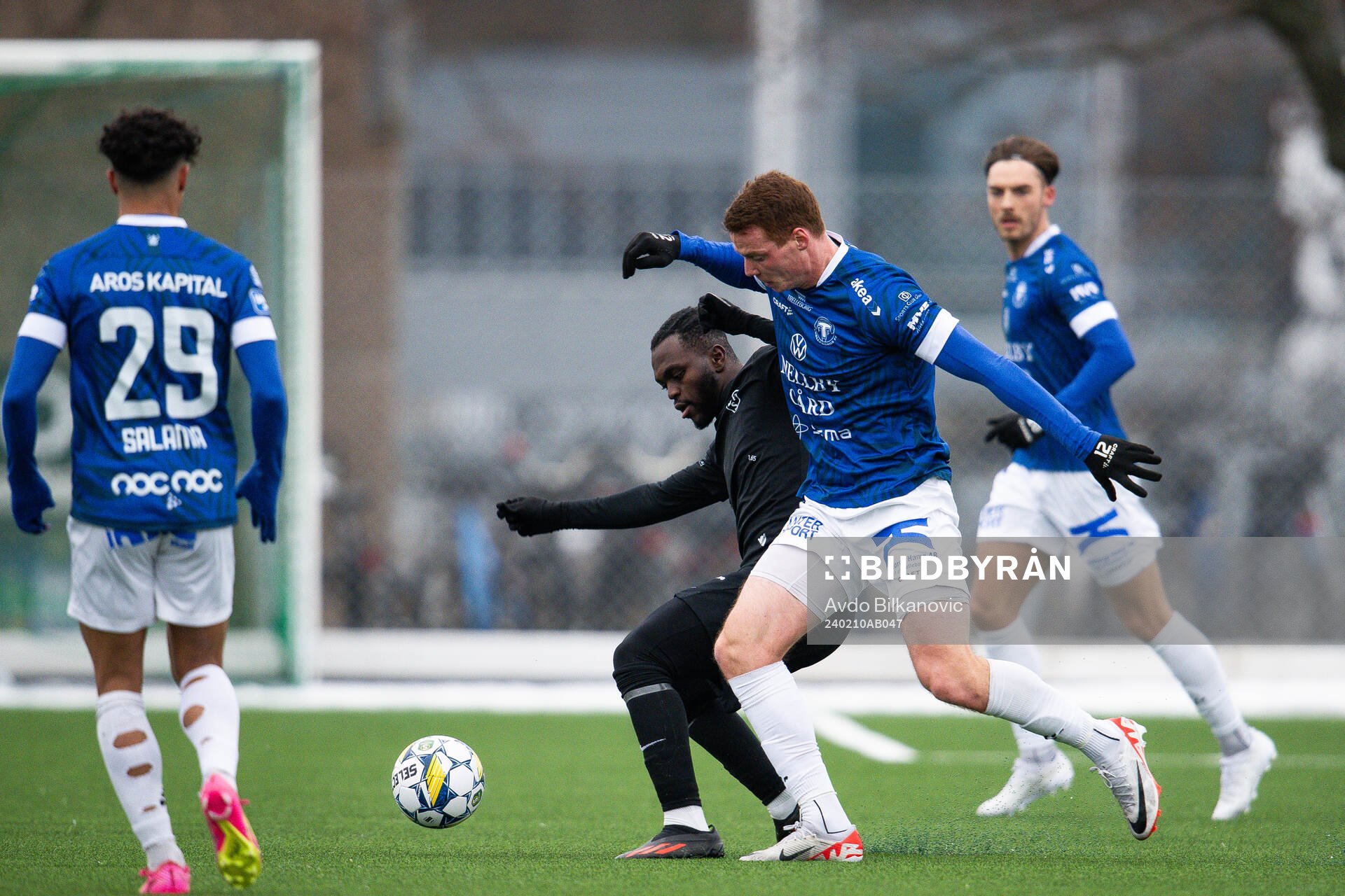 Landskronas Kofi Fosuhene Asare och Trelleborgs Zander Hyltoft under fotbollsmatchen i träningsmatchen mellan Landskrona BOIS och Trelleborg den 10 februari 2024 i Landskrona.