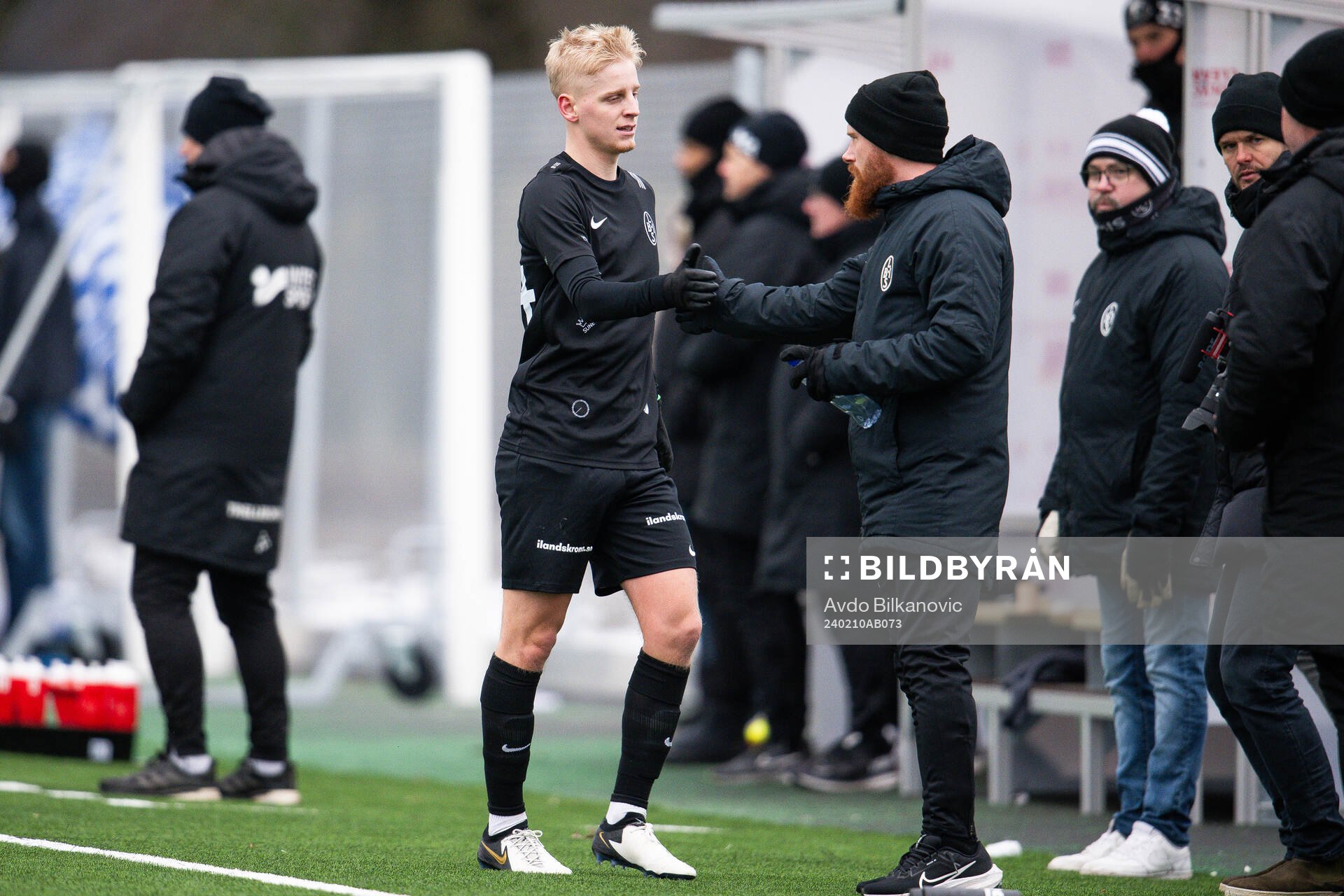 Landskronas Emil Lindman grattas av tränaren Max Mölder