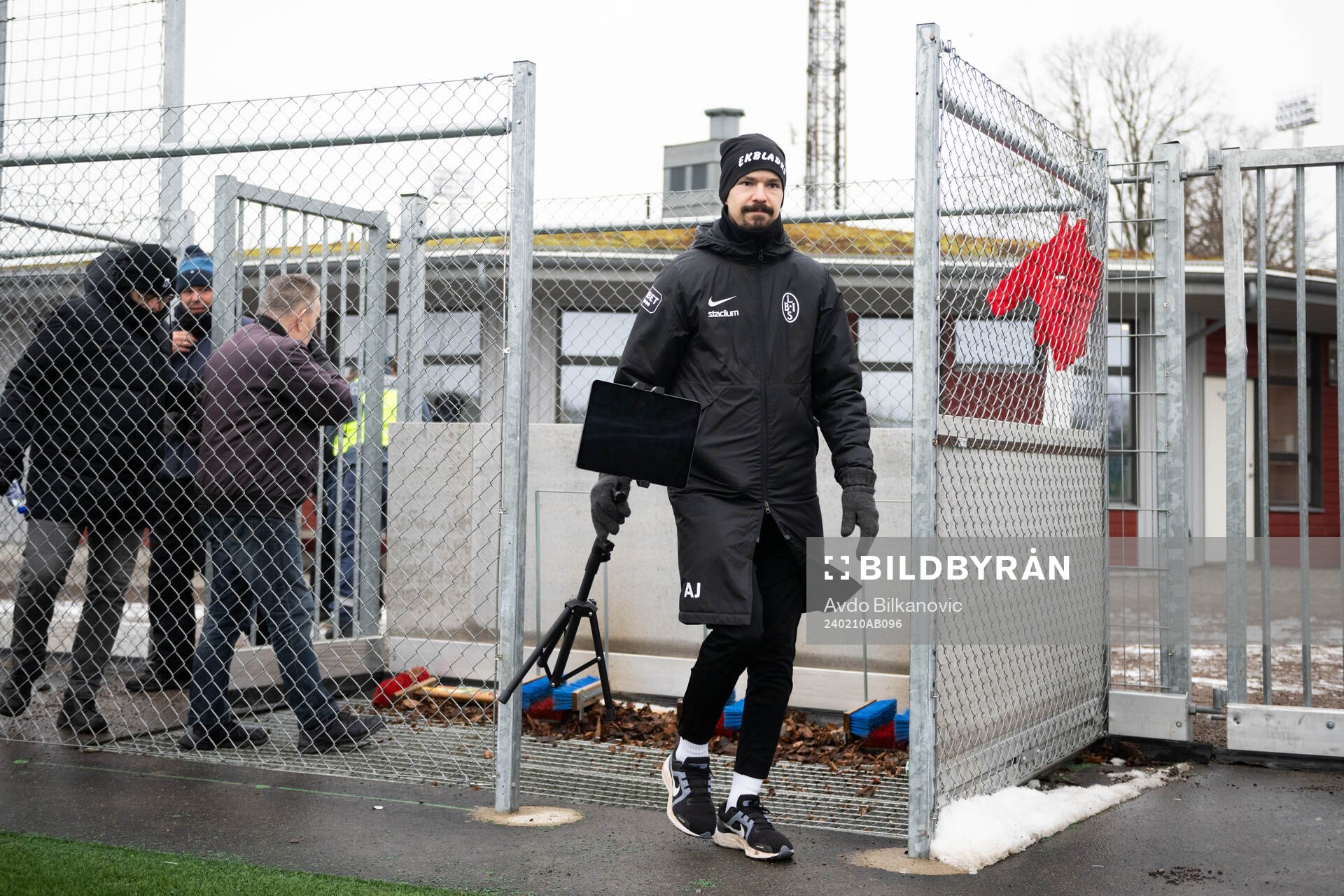 Landskronas assisterande tränare Amir Jakirlic under fotbollsmatchen i träningsmatchen mellan Landskrona BOIS och Trelleborg den 10 februari 2024 i Landskrona.