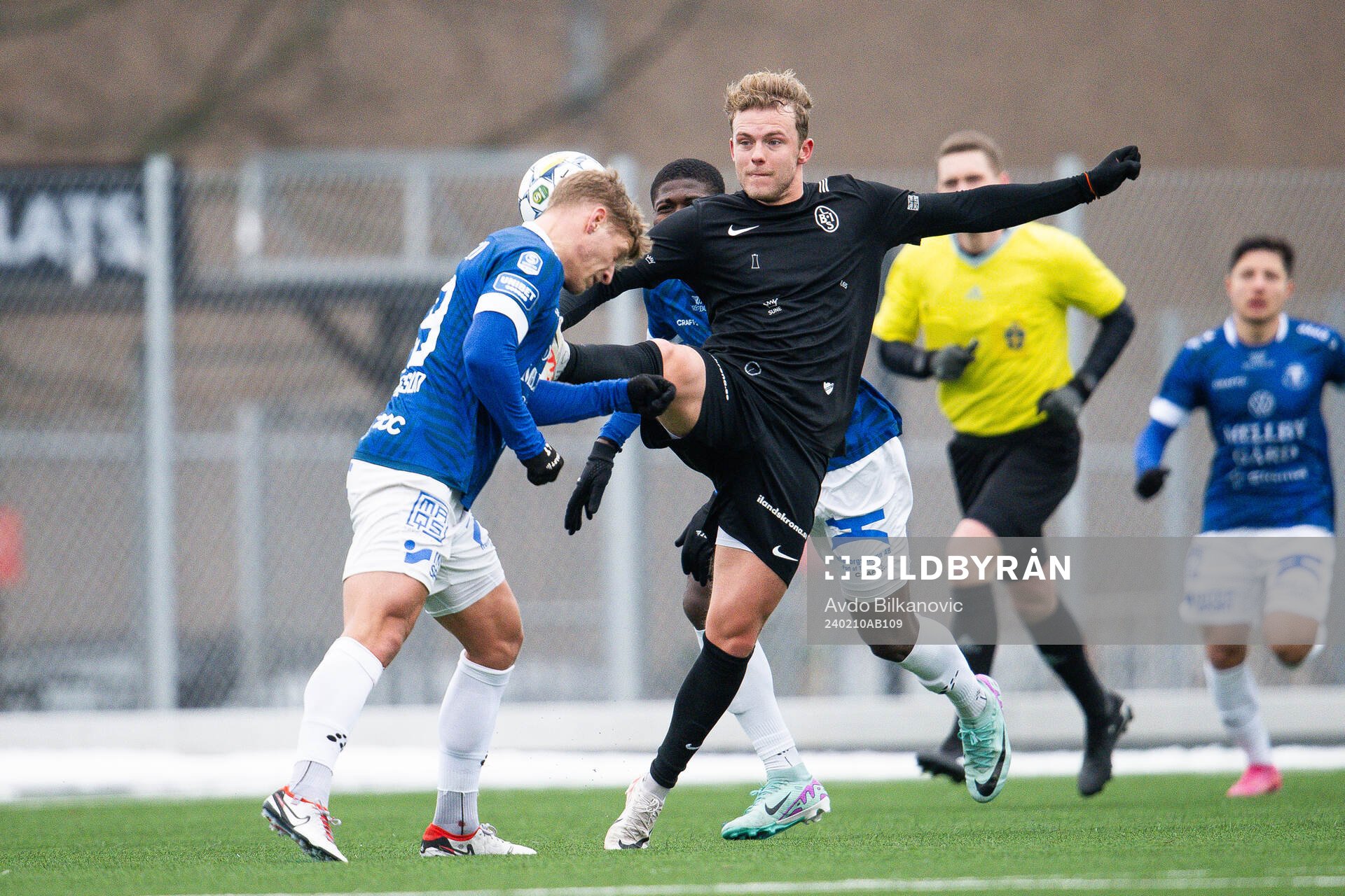 Landskronas Frederik Ihler och Trelleborgs Tobias Karlsson under fotbollsmatchen i träningsmatchen mellan Landskrona BOIS och Trelleborg den 10 februari 2024 i Landskrona.