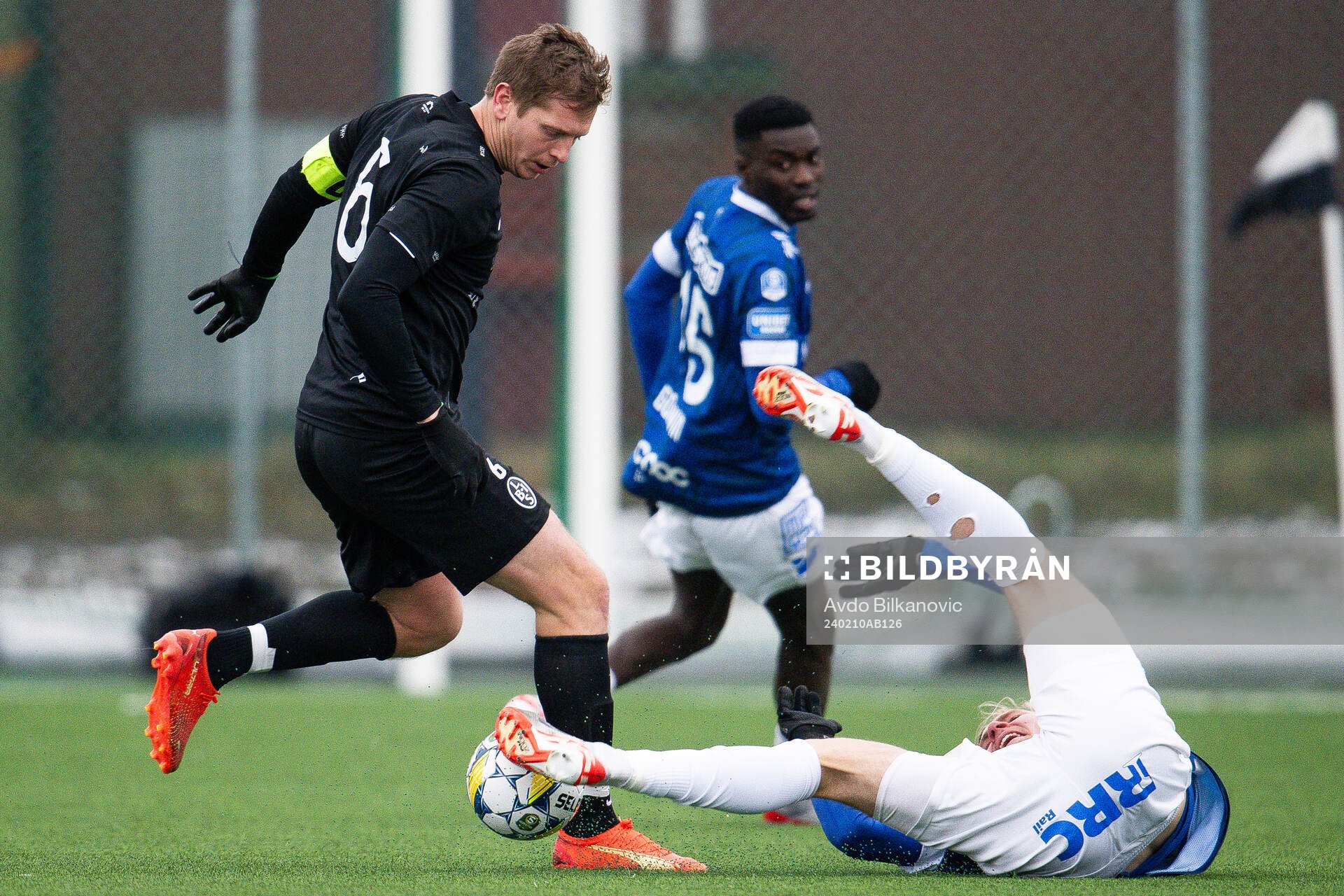 Landskronas Philip Andersson trycker bort Trelleborgs Johannes Käck under fotbollsmatchen i träningsmatchen mellan Landskrona BOIS och Trelleborg den 10 februari 2024 i Landskrona.