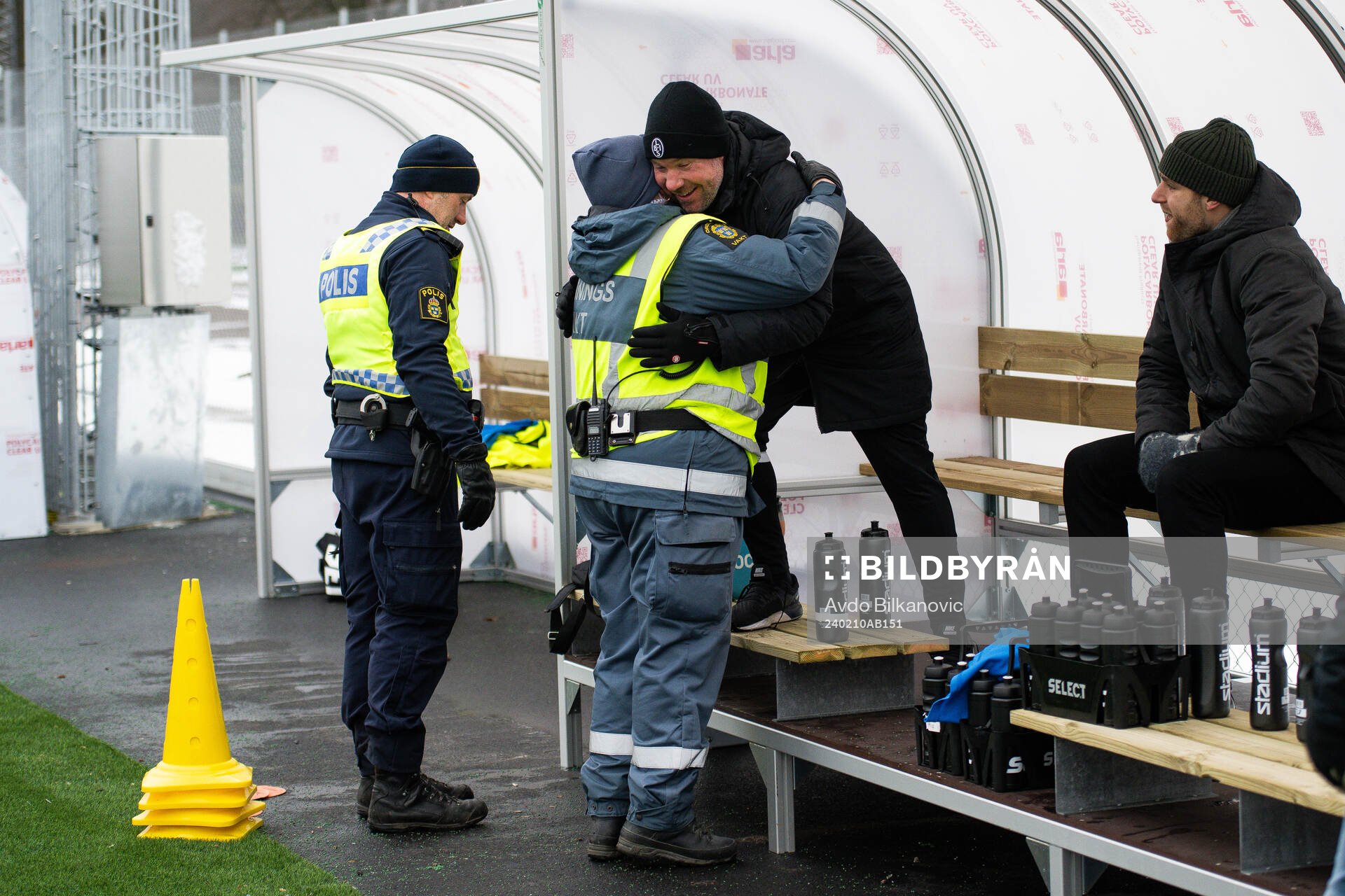 Landskronas lagledare Jonny Karlsson ger en kram till