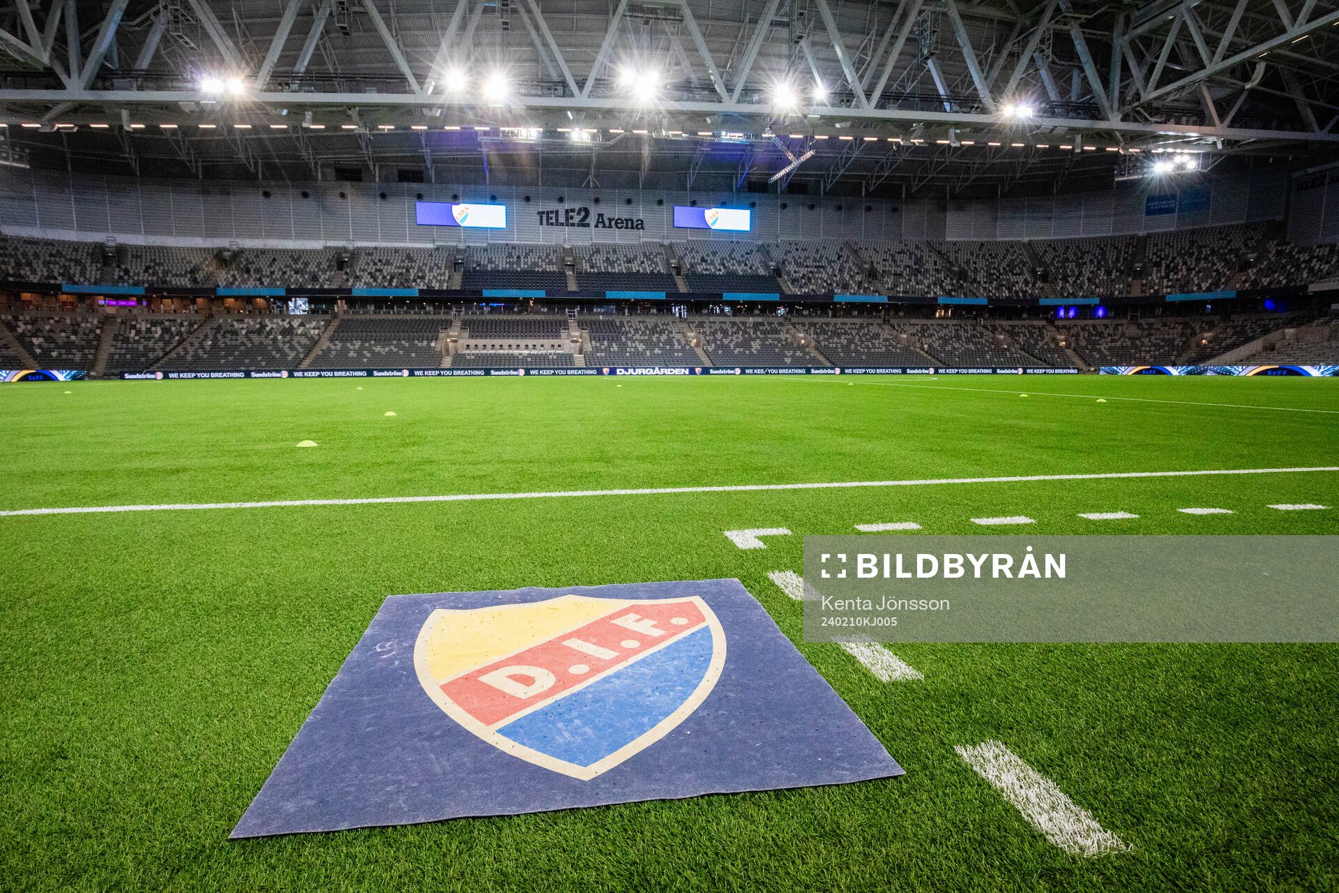 En matta med Djurgårdens logotyp inför under träningsmatchen i fotboll mellan Djurgården och Viking den 10 februari 2024 i Stockholm. 