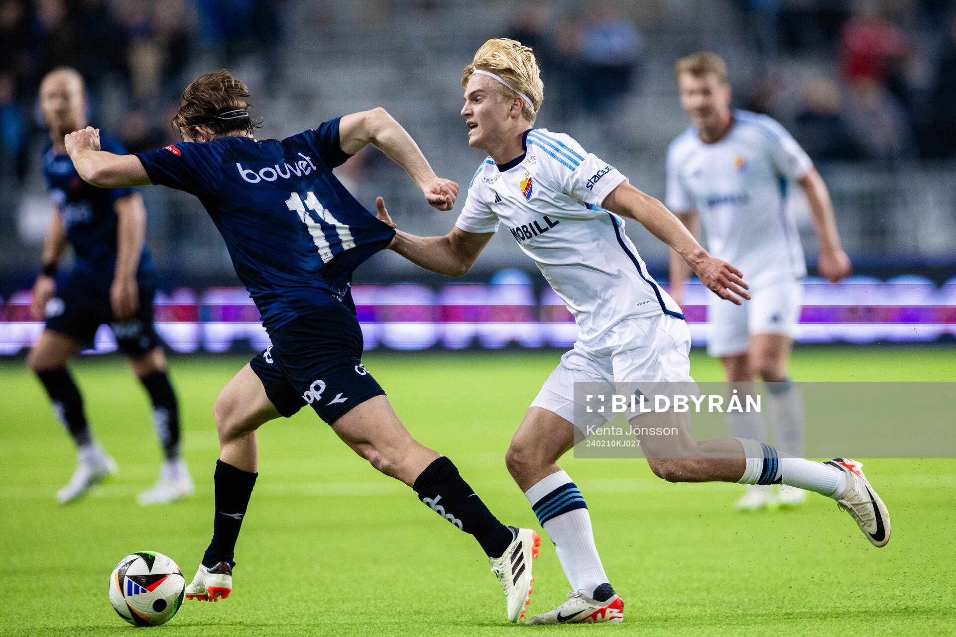 Vikings Yann-Erik Randa Bahezre de Lanlay och Djurgårdens Lucas Bergvall under träningsmatchen i fotboll mellan Djurgården och Viking den 10 februari 2024 i Stockholm.