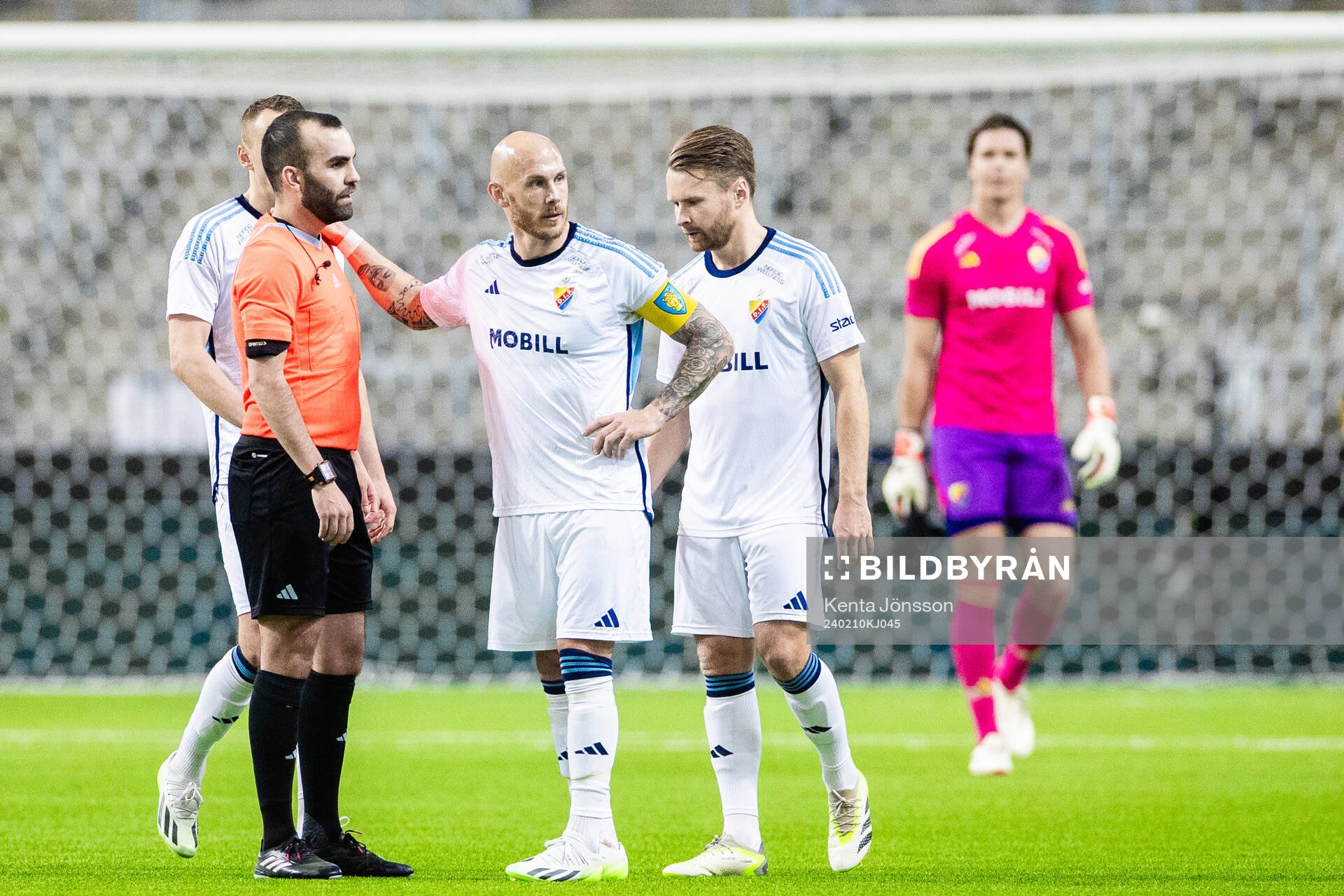 Domare Rambod Beigi och Djurgårdens Magnus Eriksson
