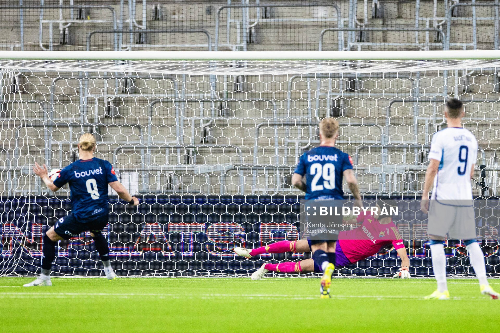 Vikings Lars-Jørgen Salvesen och Djurgårdens målvakt Jacob Widell Zetterström på en straff under träningsmatchen i fotboll mellan Djurgården och Viking den 10 februari 2024 i Stockholm. 
