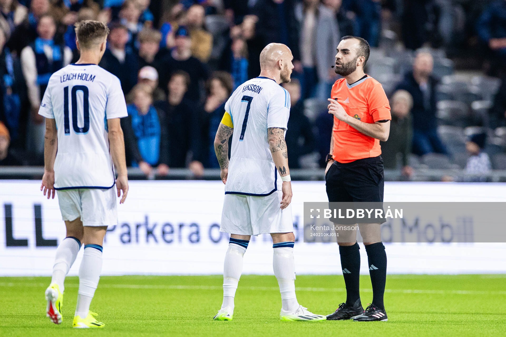 Djurgårdens Magnus Eriksson och domare Rambod Beigi