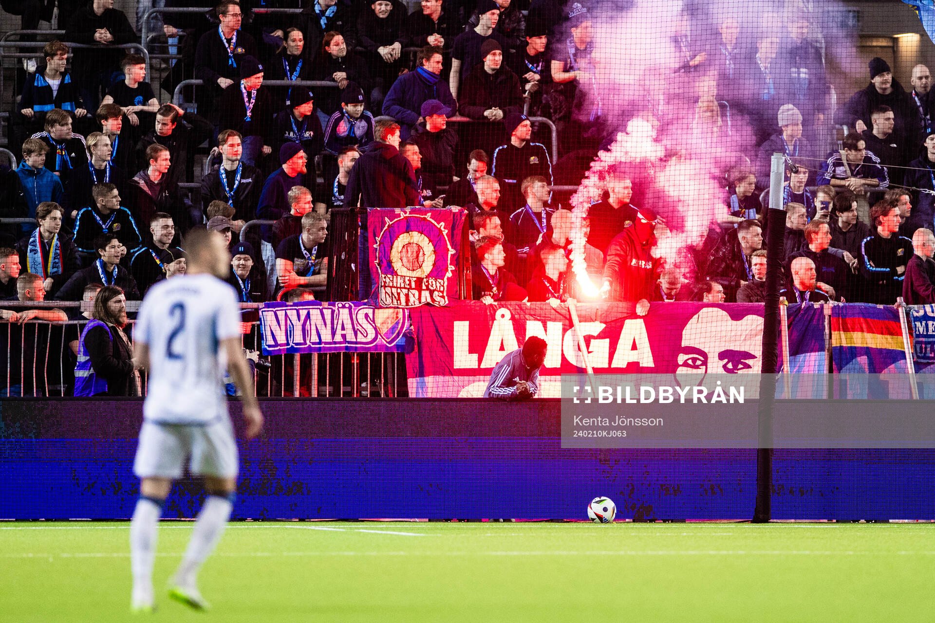 Djurgårdens supportrar med pyroteknik