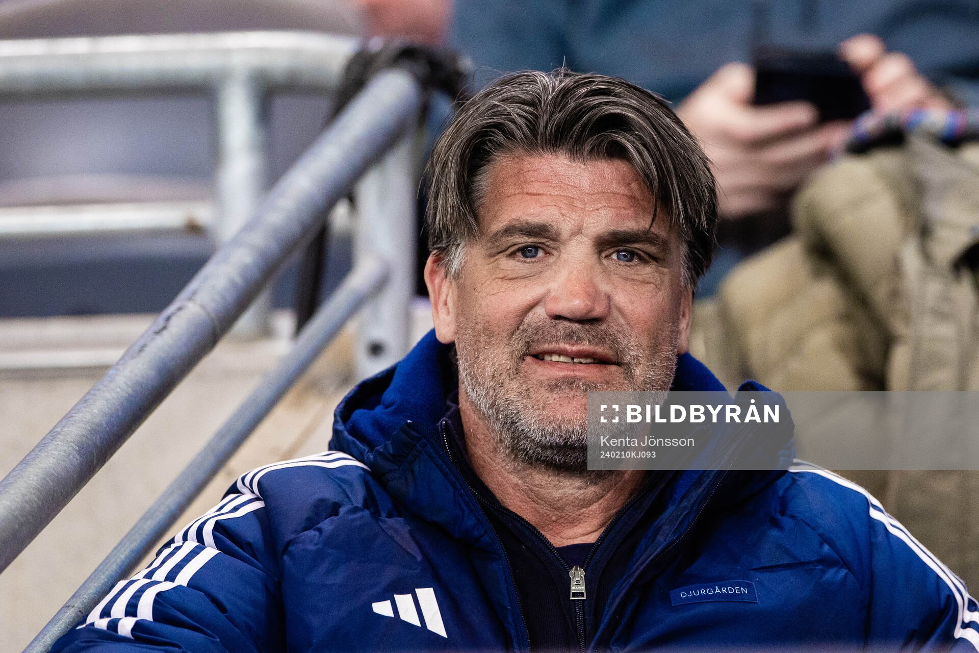 Djurgårdens sportchef Bosse Andersson på läktaren under träningsmatchen i fotboll mellan Djurgården och Viking den 10 februari 2024 i Stockholm.