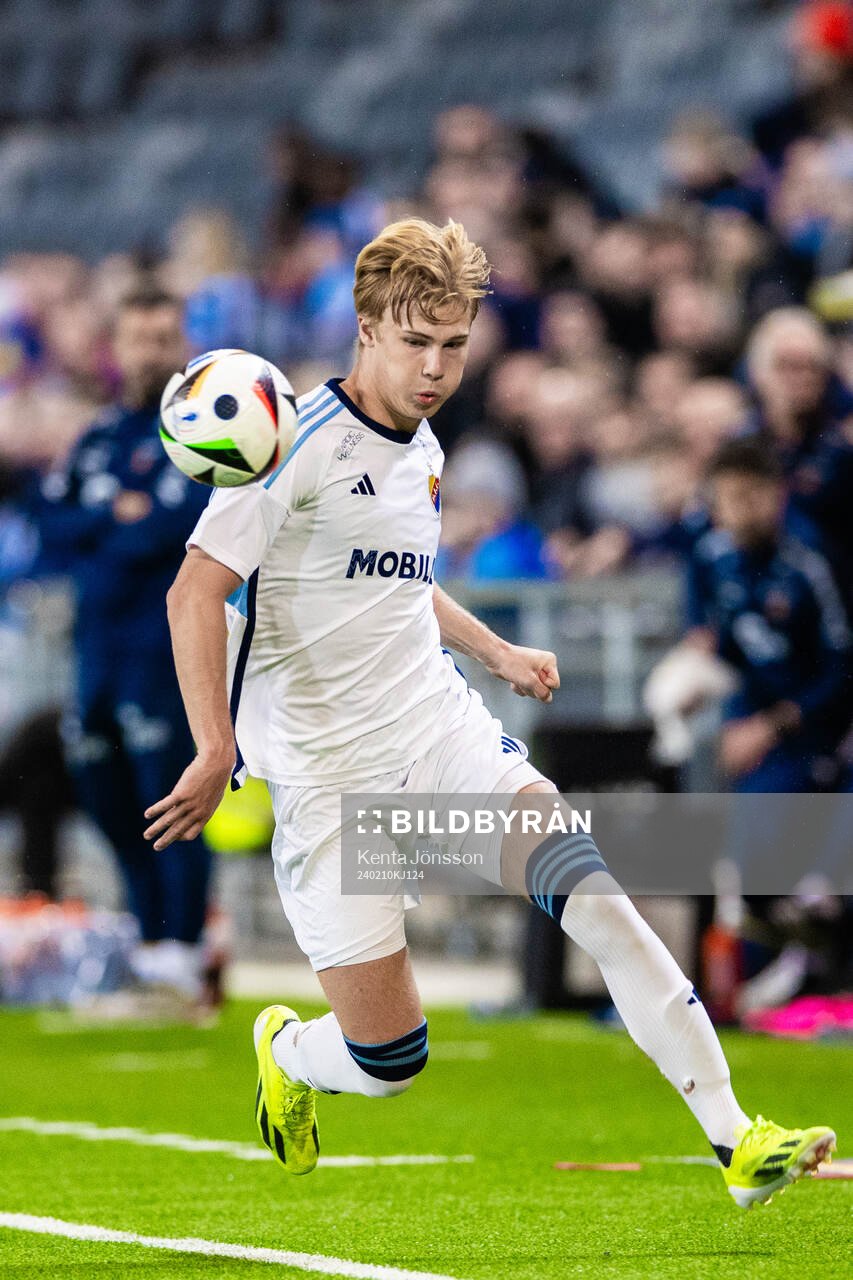 Djurgårdens Theo Bergvall under träningsmatchen i fotboll mellan Djurgården och Viking den 10 februari 2024 i Stockholm. 