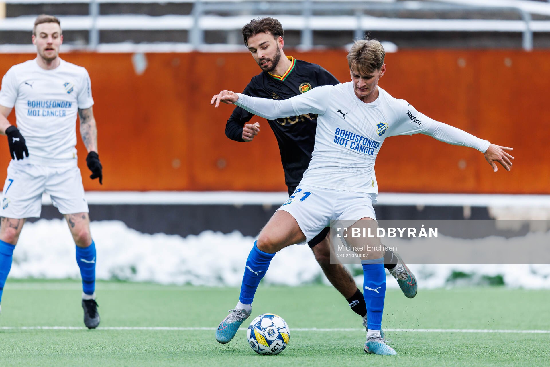 GAISs Edvin Becirovic och Oddevolds Alexander Almqvist under träningsmatchen i fotboll mellan GAIS och Oddevold den 10 februari 2024 i Göteborg.