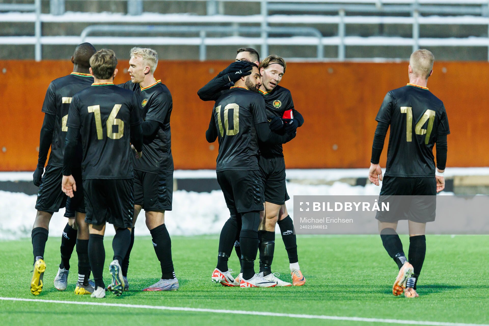GAISs Mervan Celik jublar tillsammans med August Wängberg efter 3-0 under träningsmatchen i fotboll mellan GAIS och Oddevold den 10 februari 2024 i Göteborg.