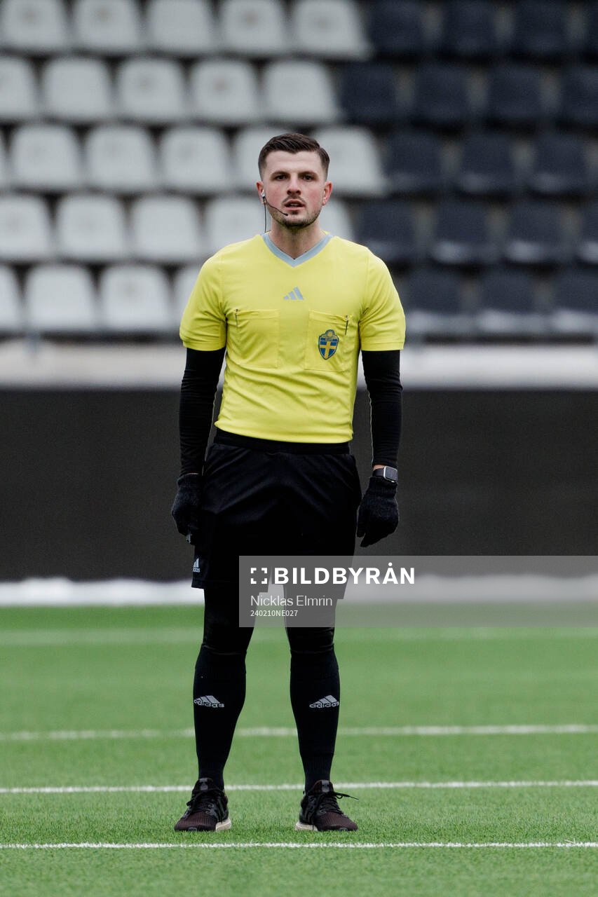 Domare Vildan Gërxhaliu under fotbollsmatchen i träningsmatchen mellan Utsikten och Örgryte den 10 februari 2024 i Göteborg. 