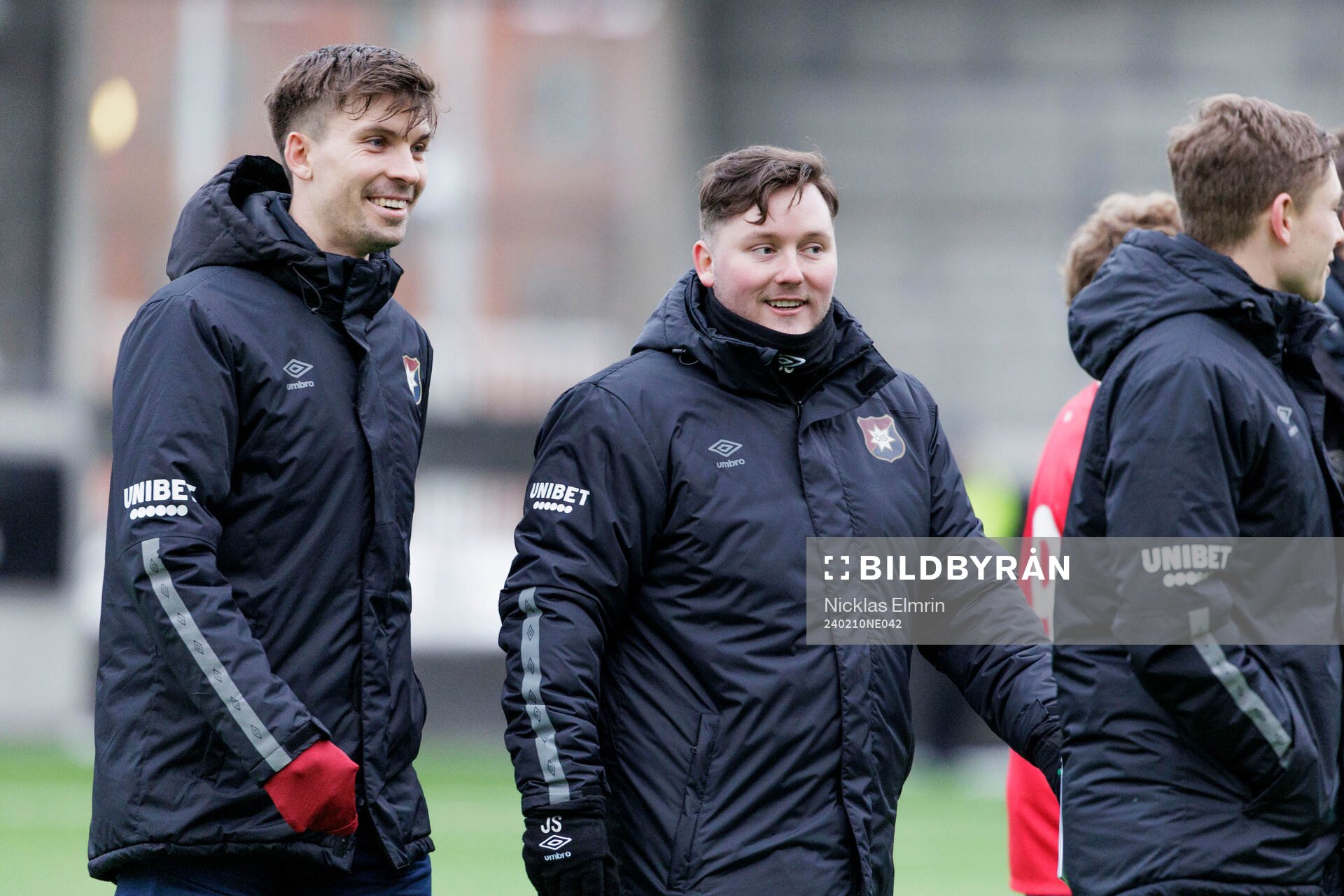 Örgrytes assisterande tränare Jesper Swedlund och Daniel Paulson under fotbollsmatchen i träningsmatchen mellan Utsikten och Örgryte den 10 februari 2024 i Göteborg.