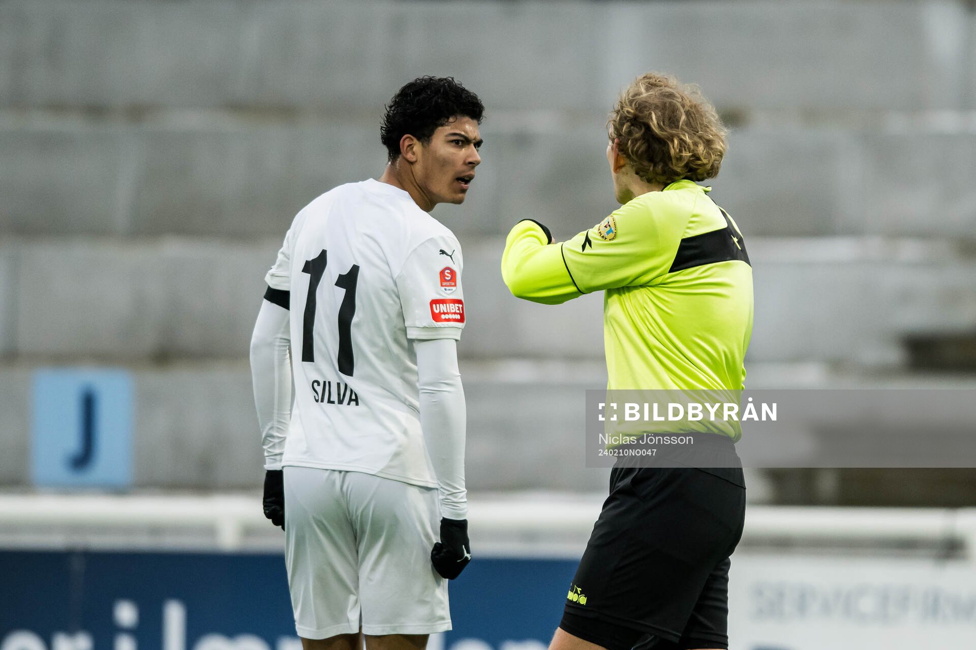 Helsingborgs Milan Silva Rasmussen i diskussion med domaren
