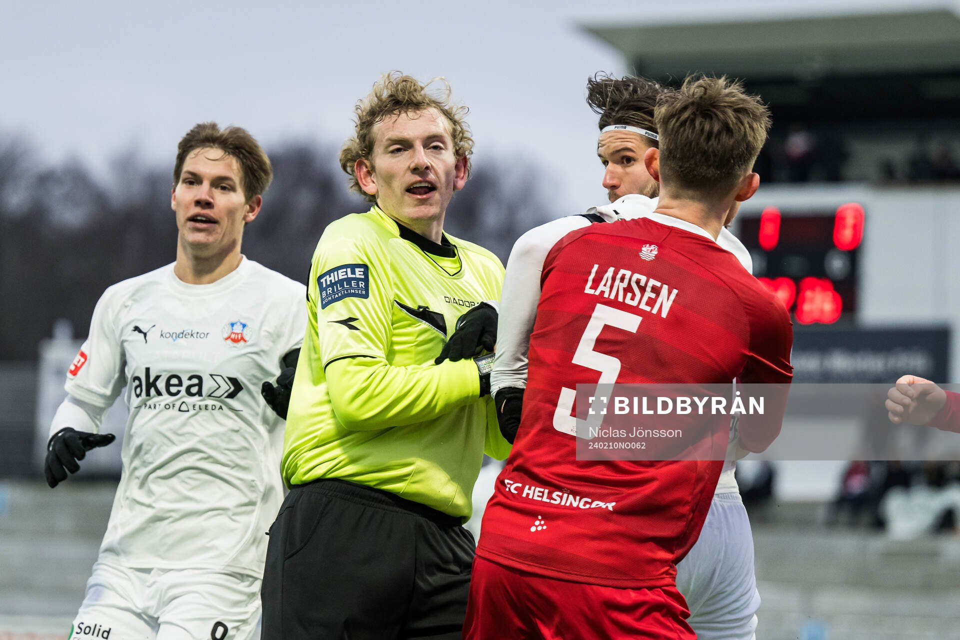 Helsingborgs Wilhelm Loeper i bråk med FC Helsingörs Lucas Larsen under träningsmatchen i fotboll mellan FC Helsingør och Helsingborg den 10 februari 2024 i Helsingör.