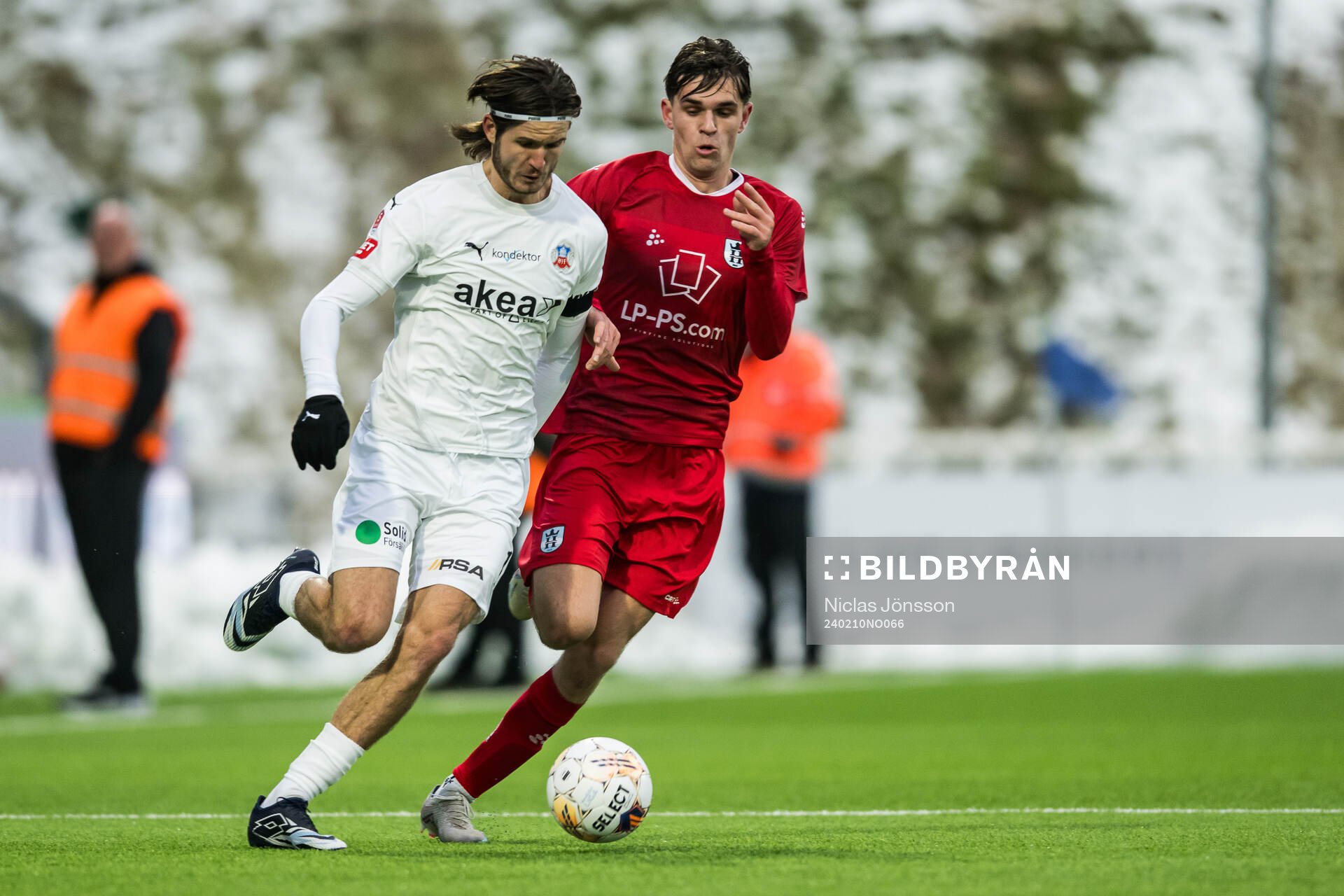 Helsingborgs Wilhelm Loeper och FC Helsingörs Mathias Christensen under träningsmatchen i fotboll mellan FC Helsingør och Helsingborg den 10 februari 2024 i Helsingör.