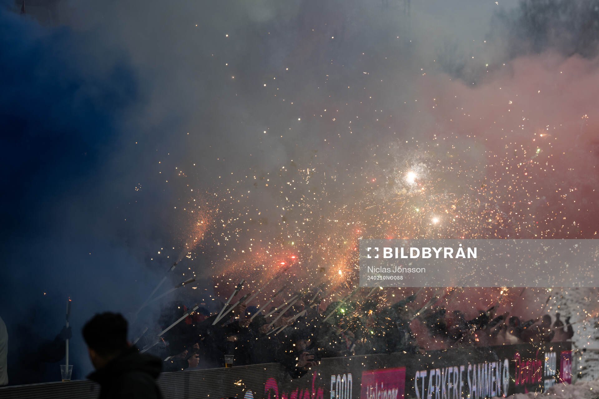 Helsingborgs supportrar med rök och pyroteknik