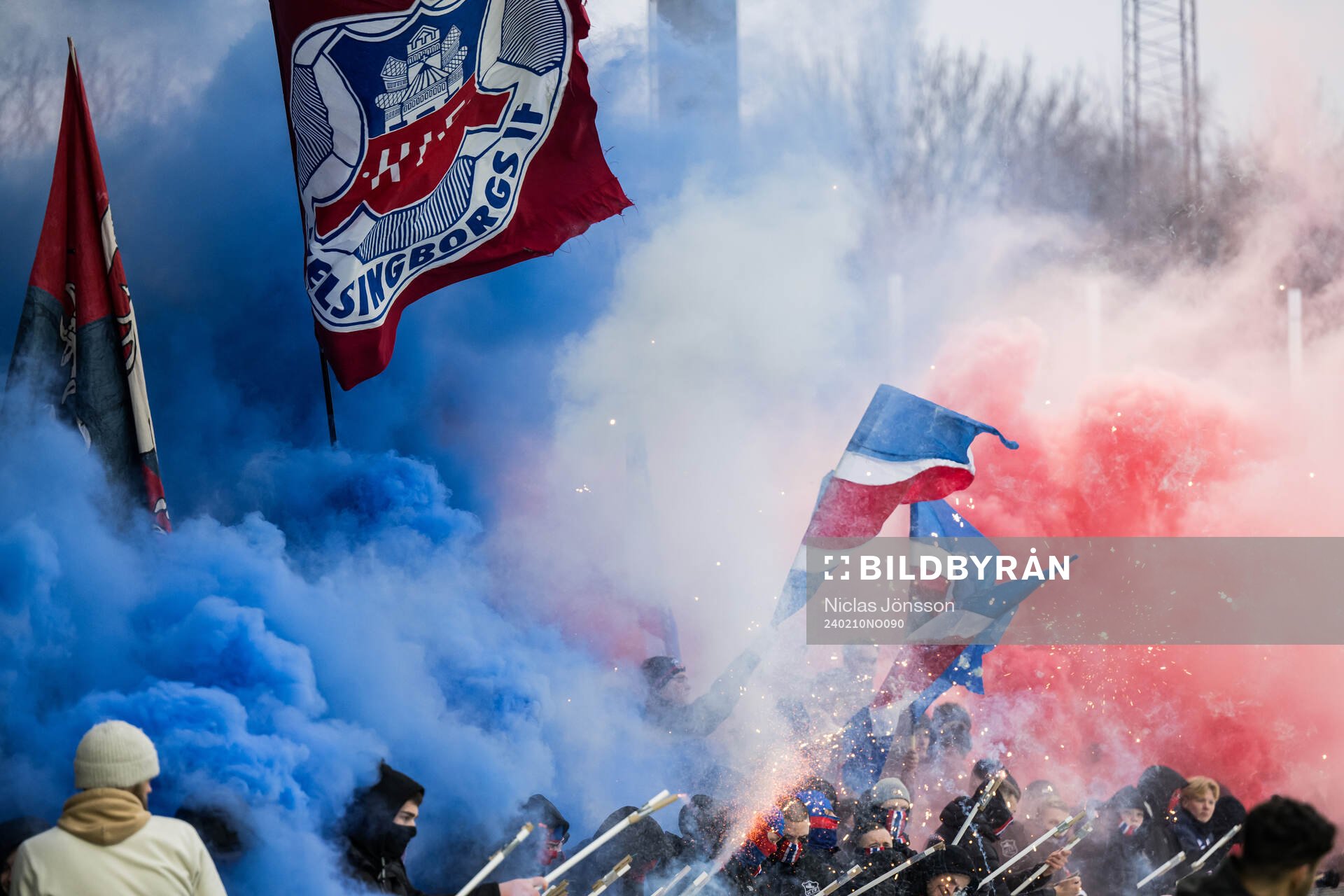 Helsingborgs supportrar med rök och pyroteknik