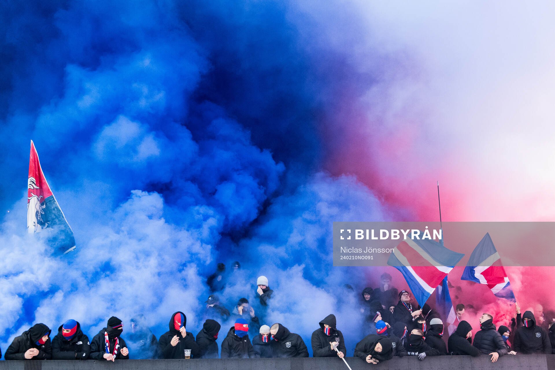 Helsingborgs supportrar med rök och pyroteknik