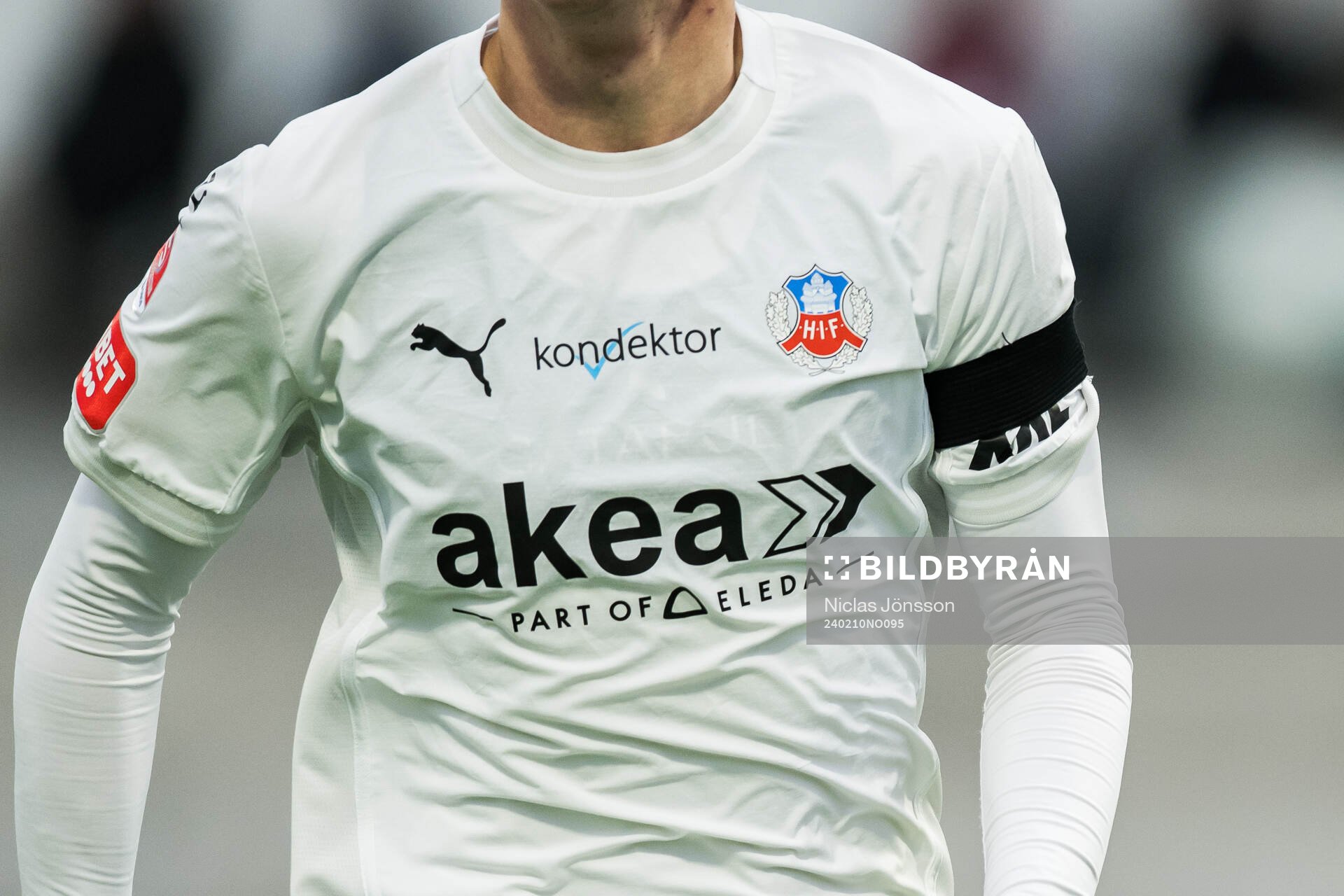Helsingborgs spelarna bär sorgeband under träningsmatchen i fotboll mellan FC Helsingør och Helsingborg den 10 februari 2024 i Helsingör.