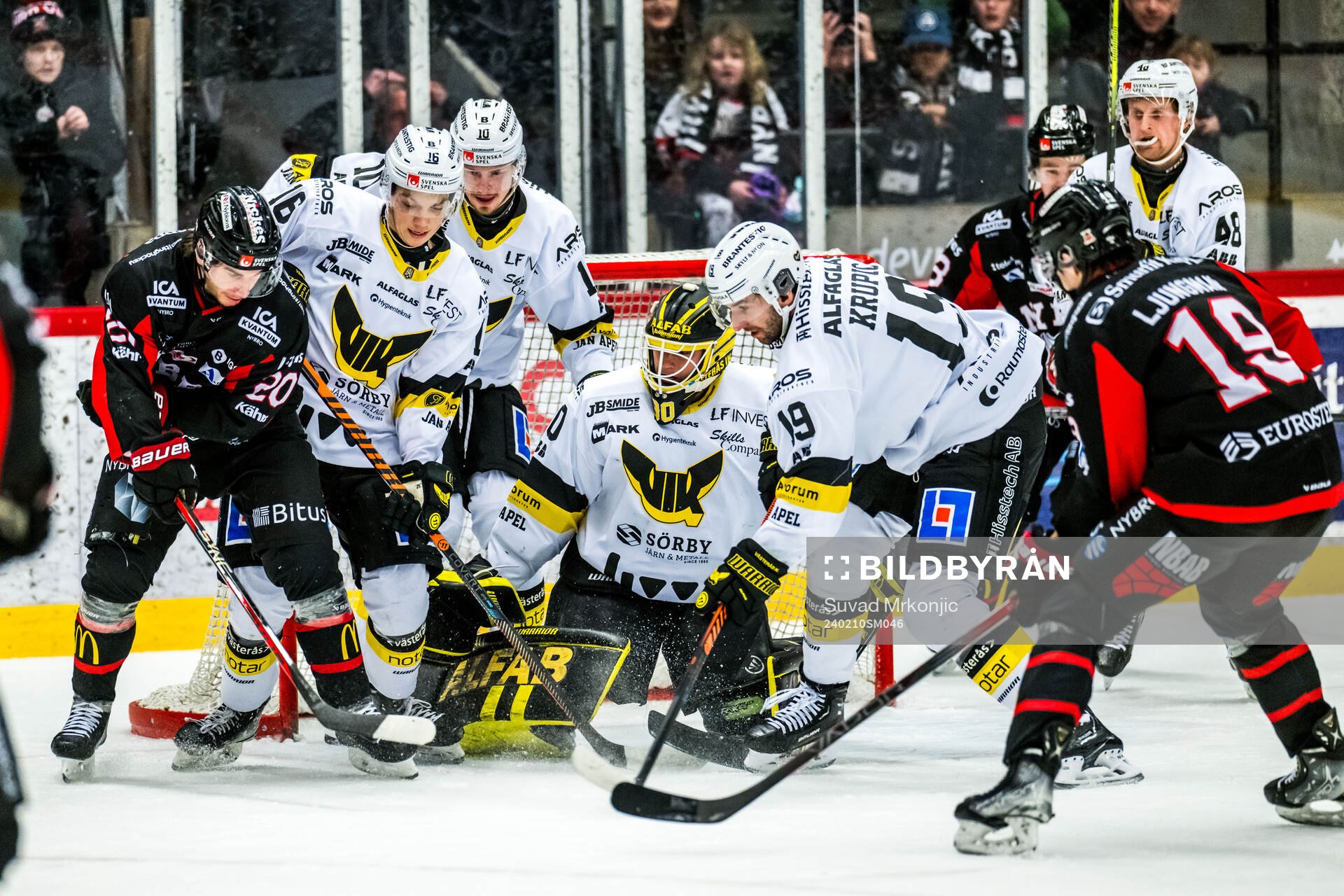 Nybros Juho Liuksiala och Västerås målvakt Ian Blomquist