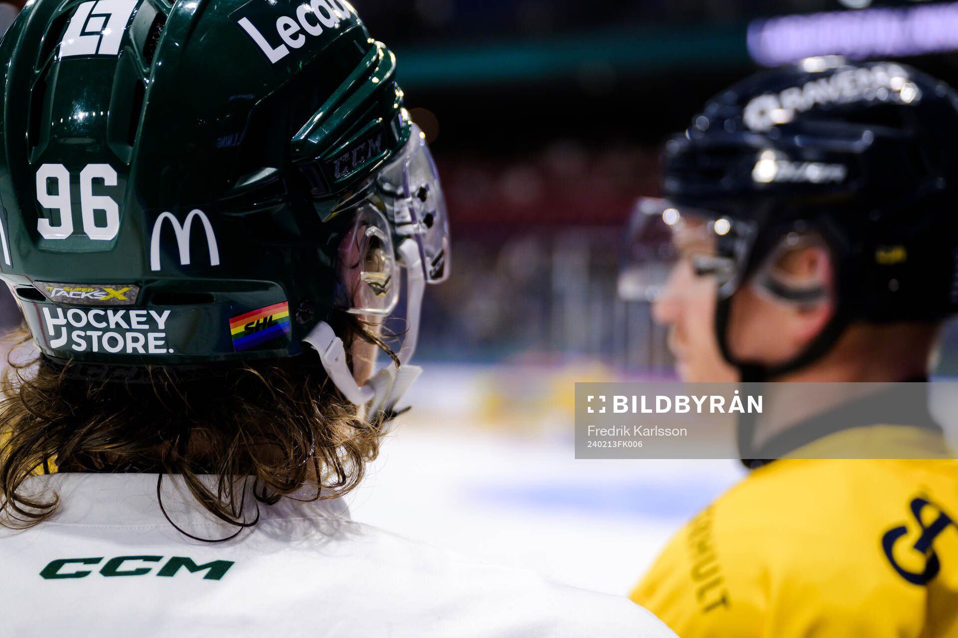 Färjestads David Tomasek med prideflagga på hjälmen