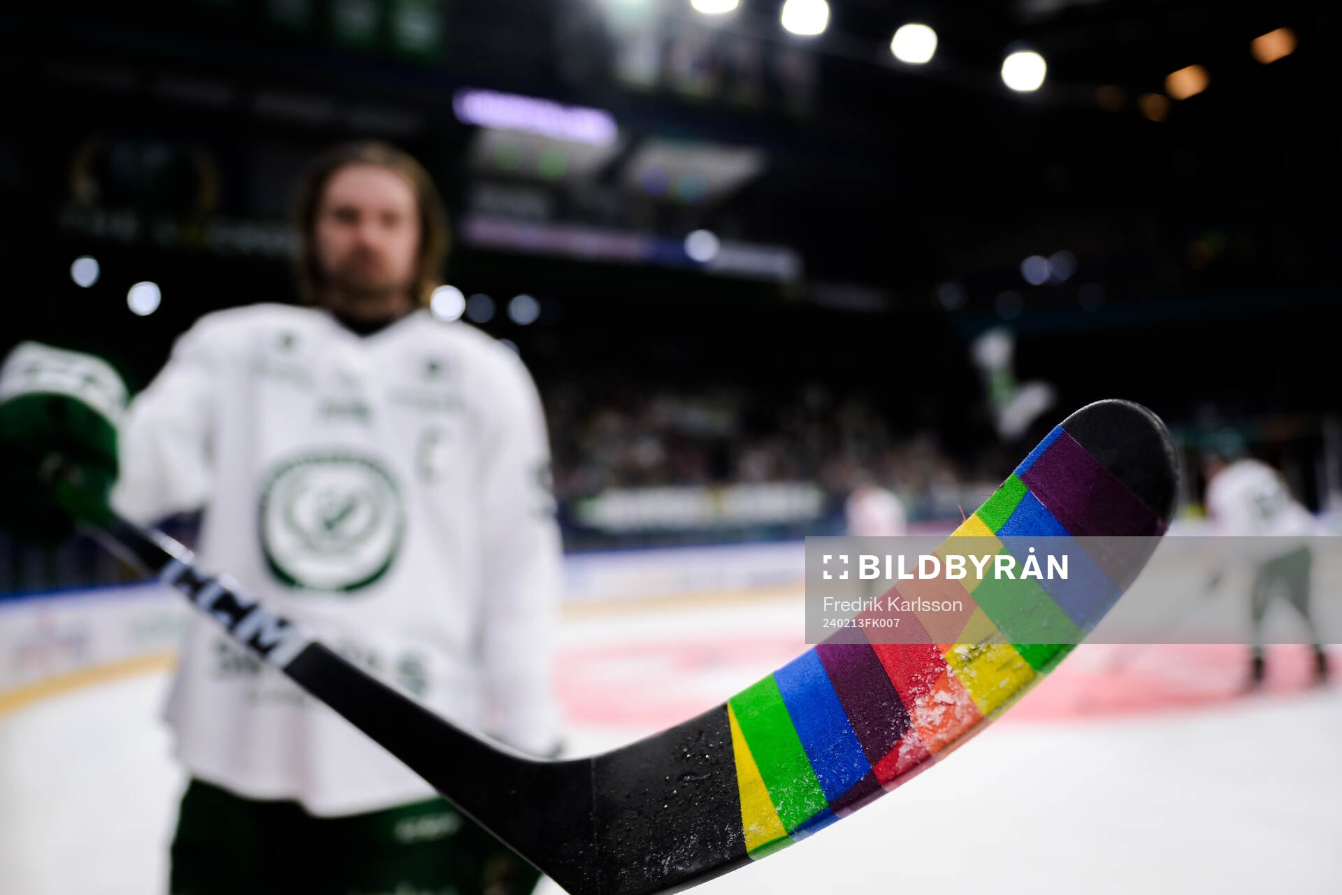 Färjestads Linus Johansson med pride tejp på klubban