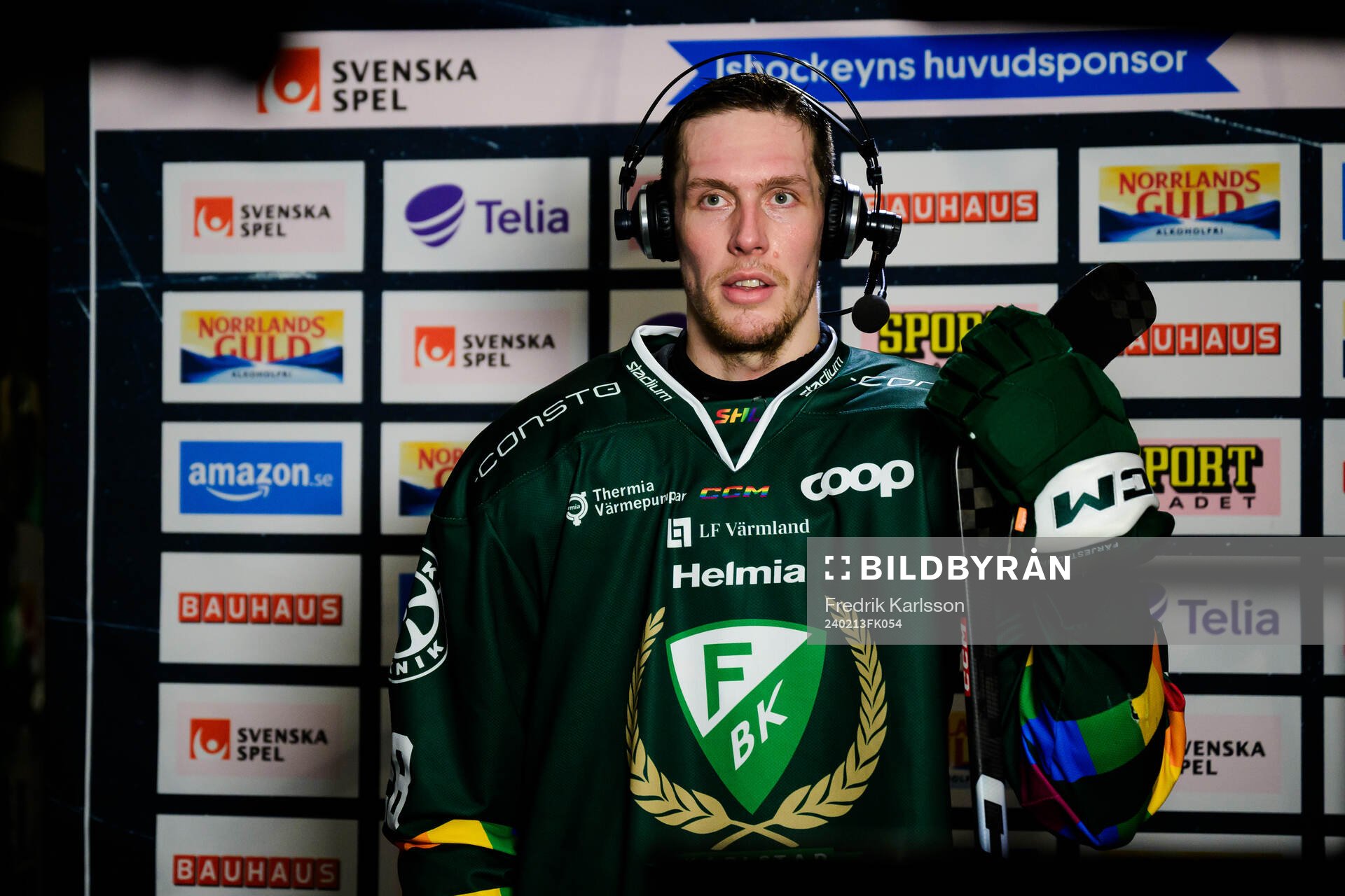 Färjestads Mattias Göransson blir intervjuad