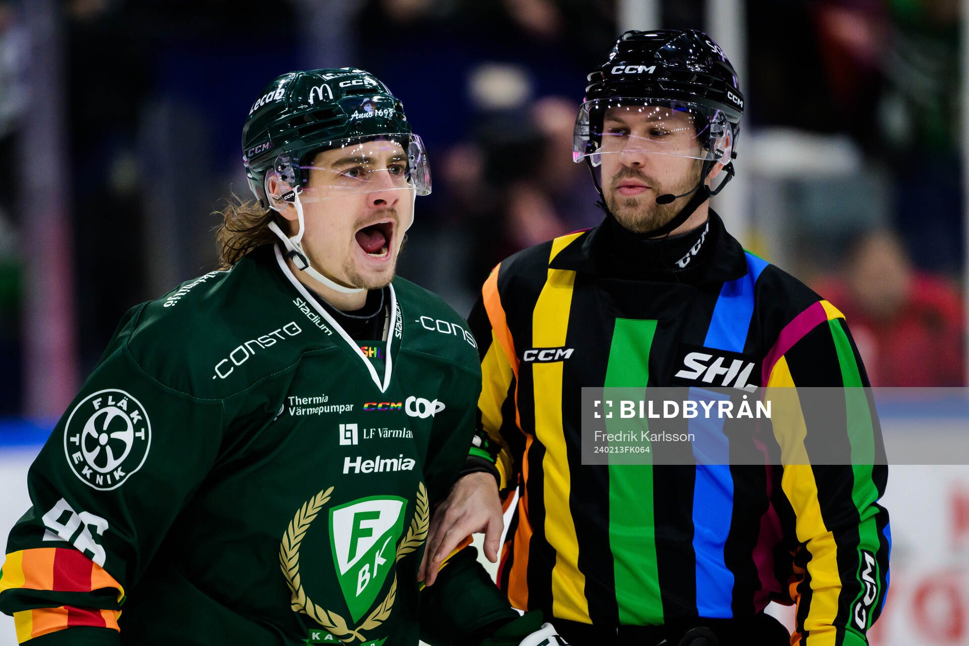 Färjestads David Tomasek och Domare Johan Magnusson