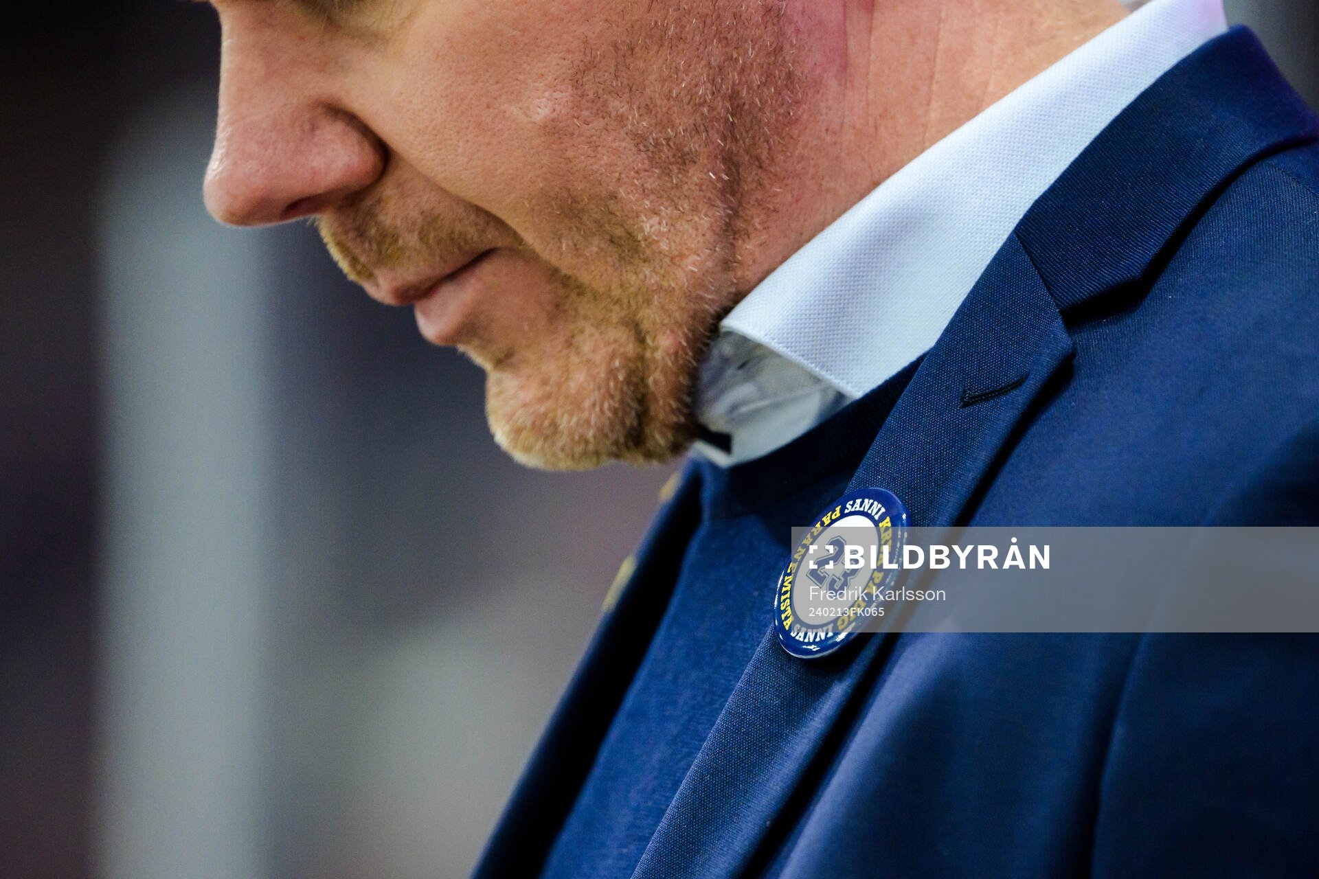 HV71s tränare Johan Lindbom med en pin för Sanni Hakala