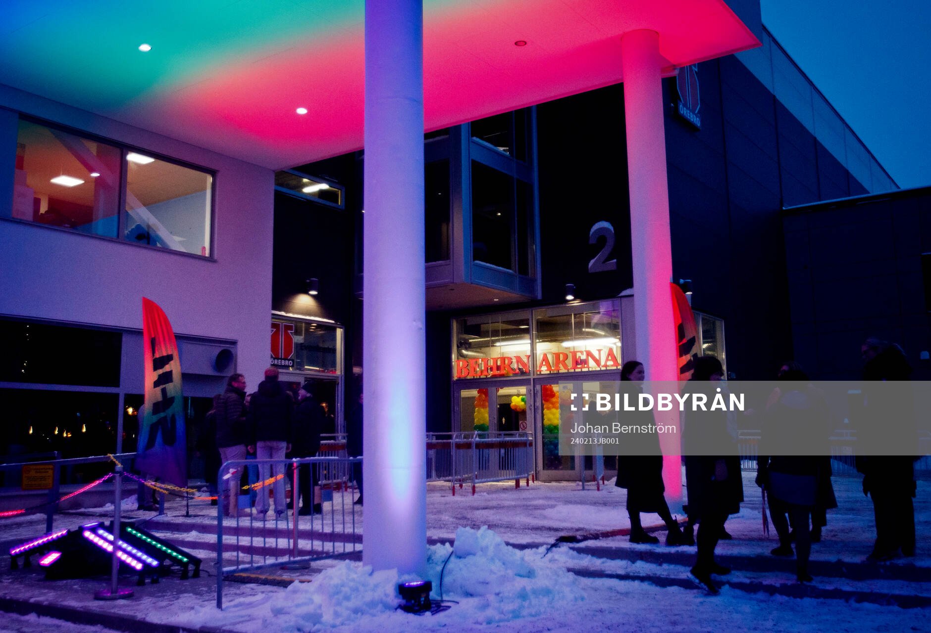 Pridefärger utanför entrén till Behrn arena