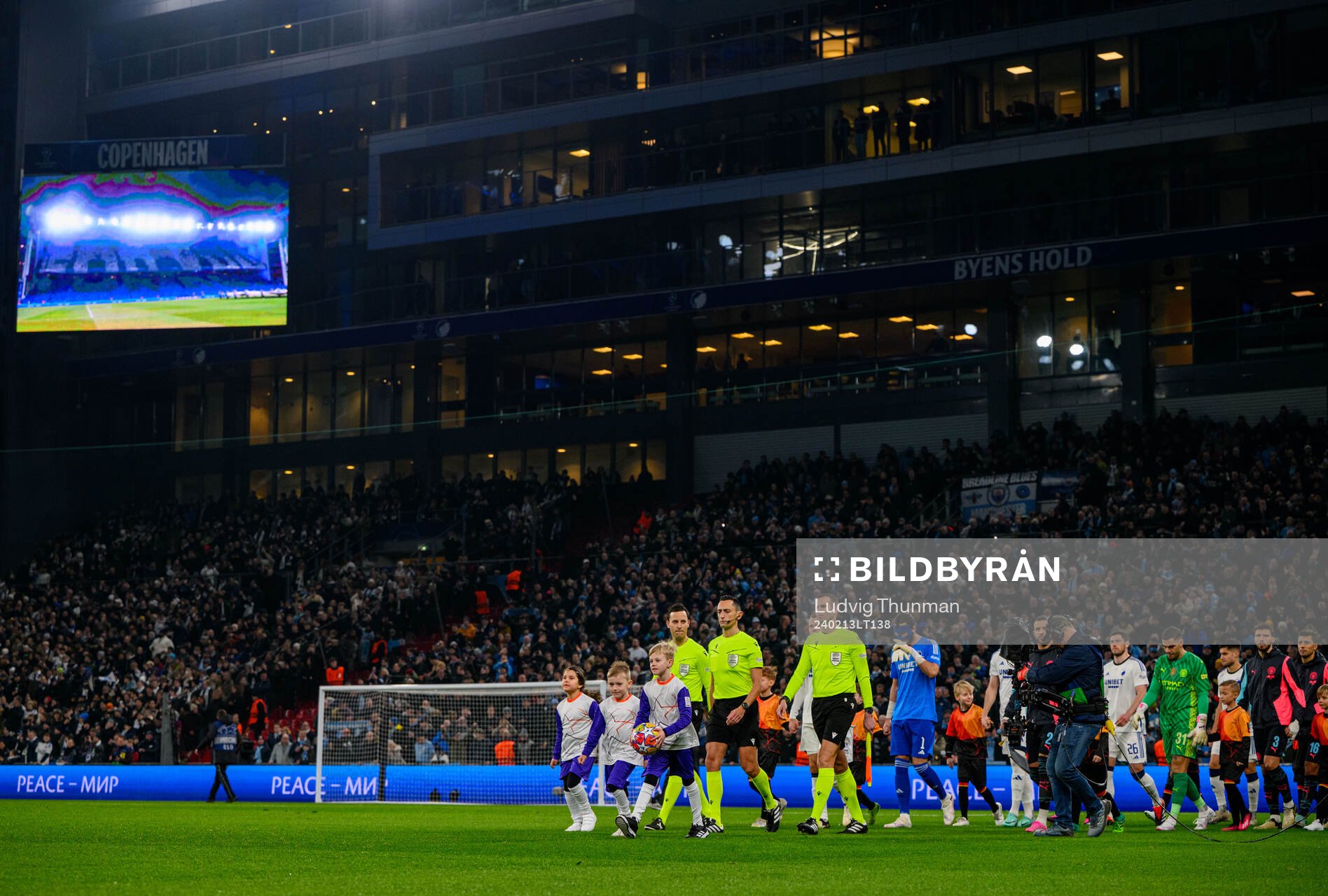 Referees and players enters the pitch