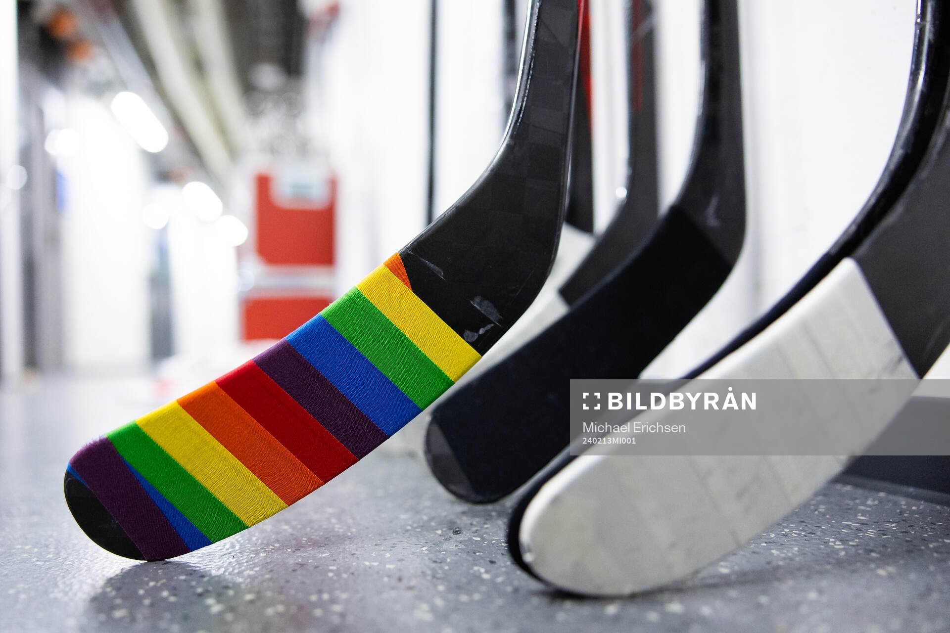 En ishockeyklubb med Pride tejp innan ishockeymatchen i SHL