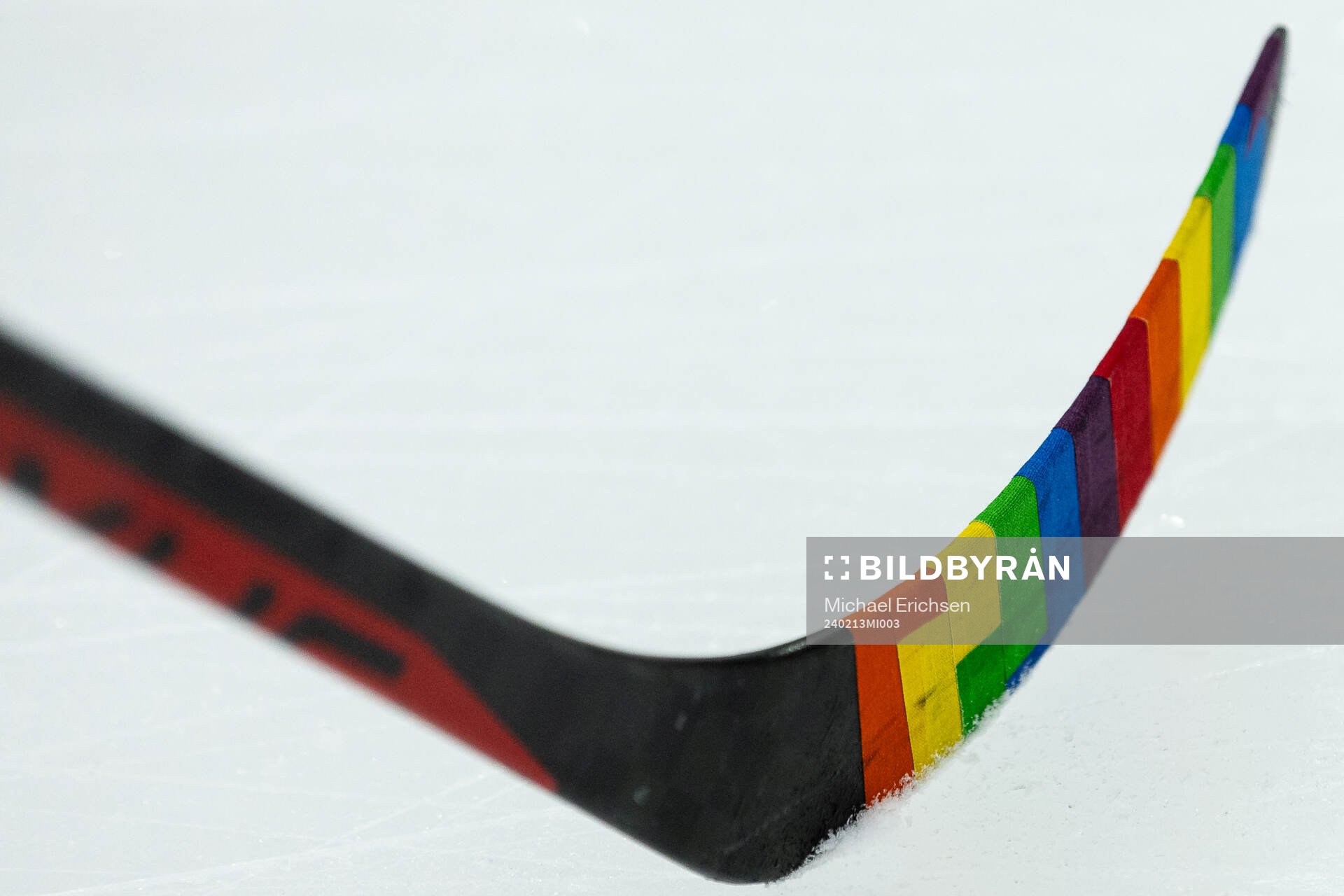 Frölundas Carl Klingbergs klubba med pride tejp