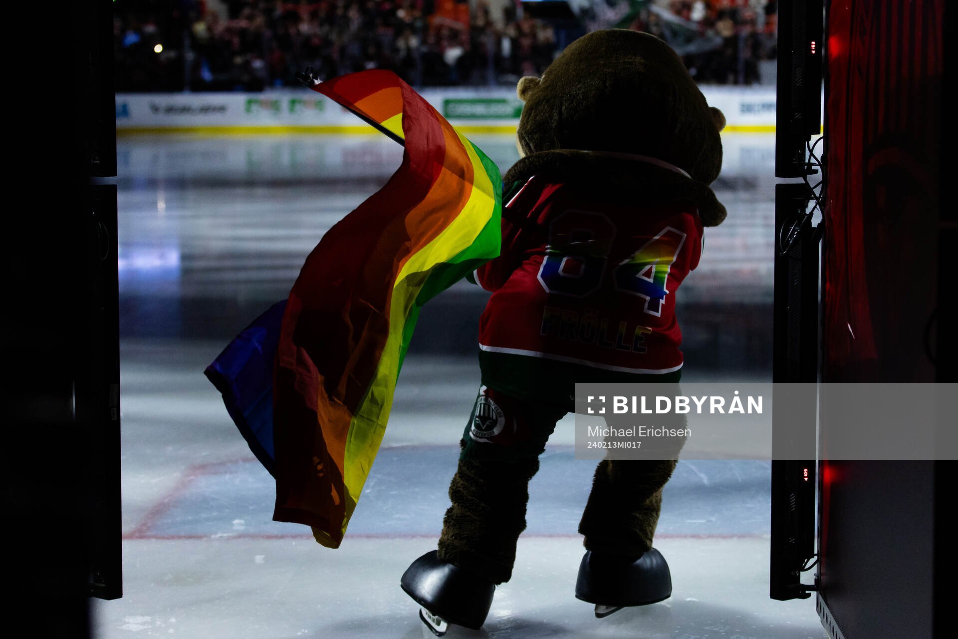 Frölundas maskot Frölle med en pride flagga innan