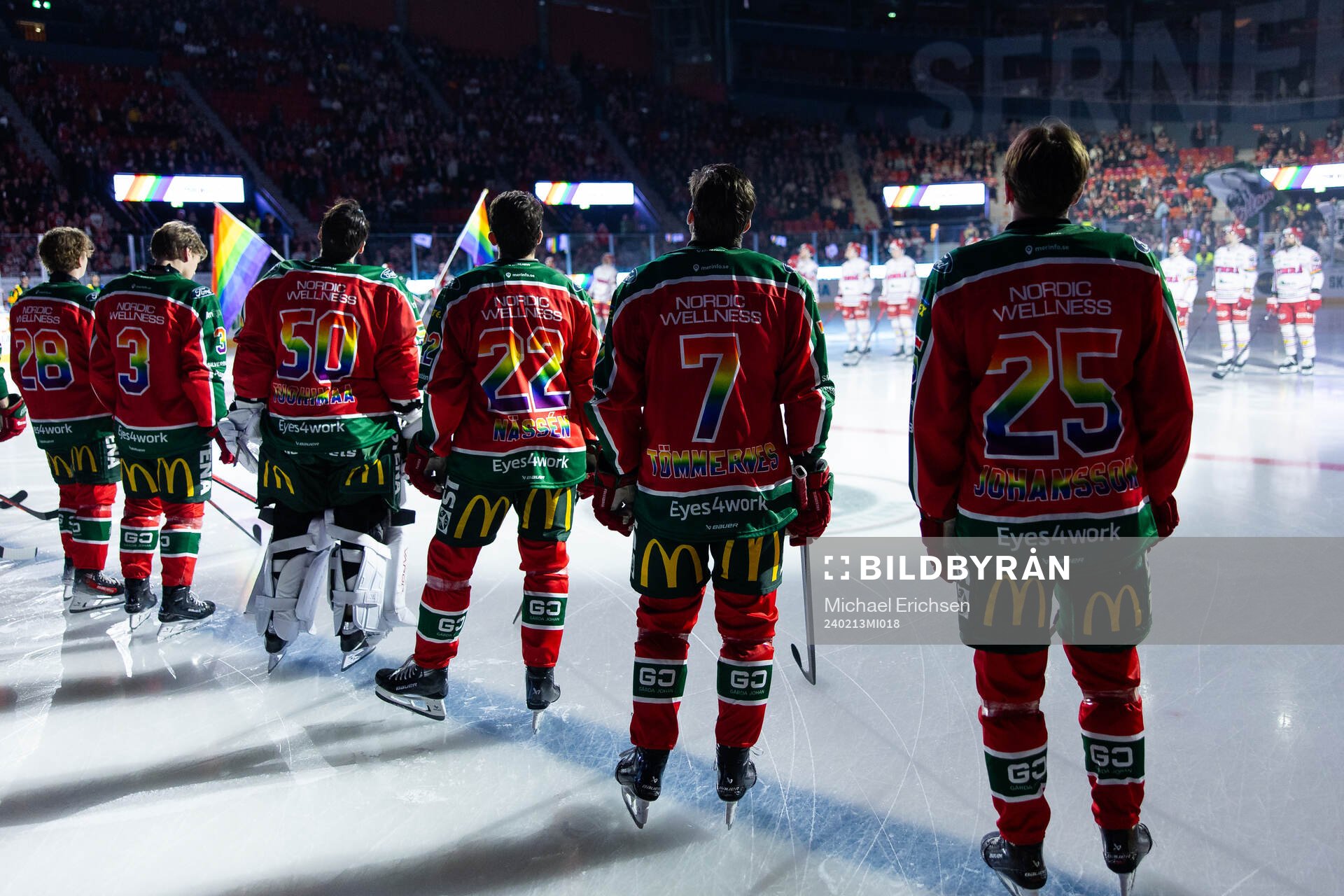 Frölundas och Timrås spelare på line up innan