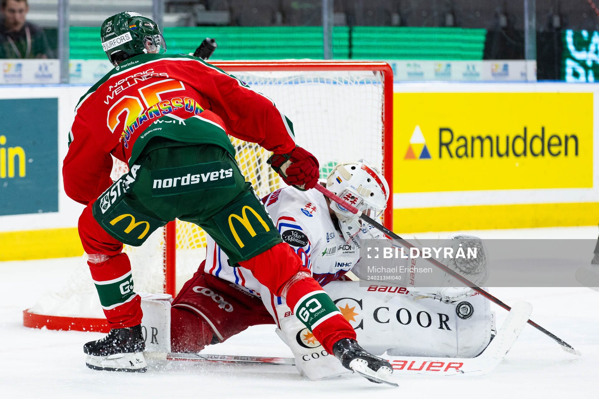 Timrås målvakt Jacob Johansson räddar ett avslut från