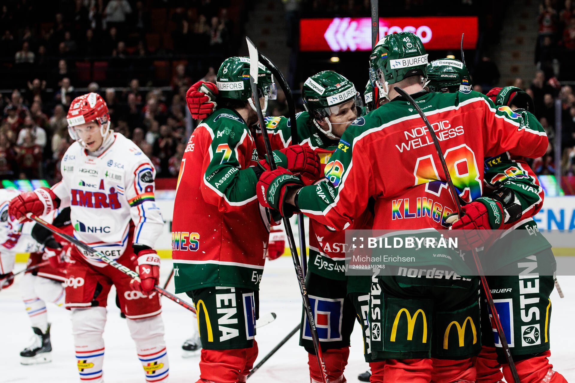Frölundas Mikael Ruohomaa jublar med lagkamrater